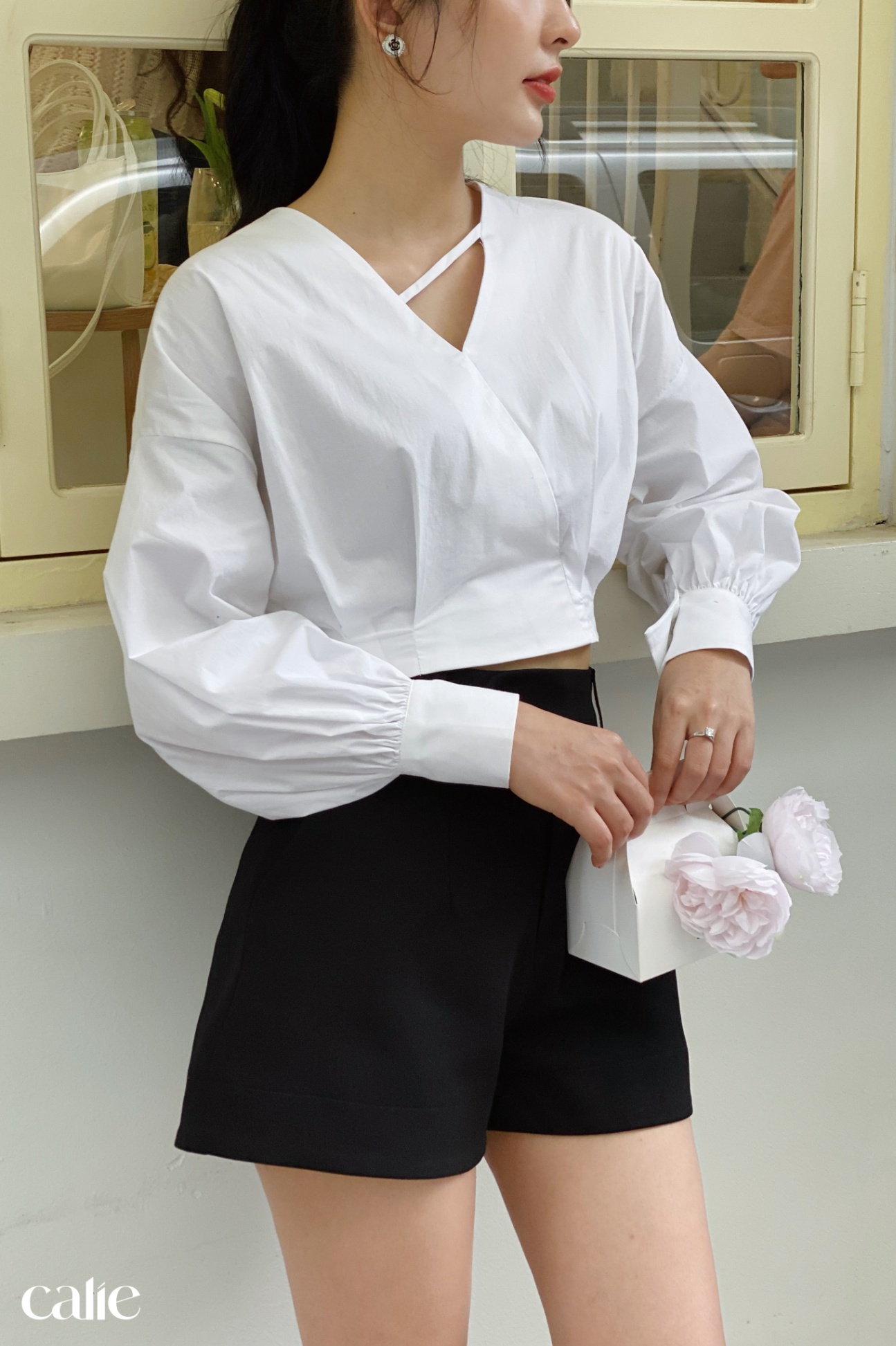 Áo croptop cổ V đặt dây trang trí tay dài
