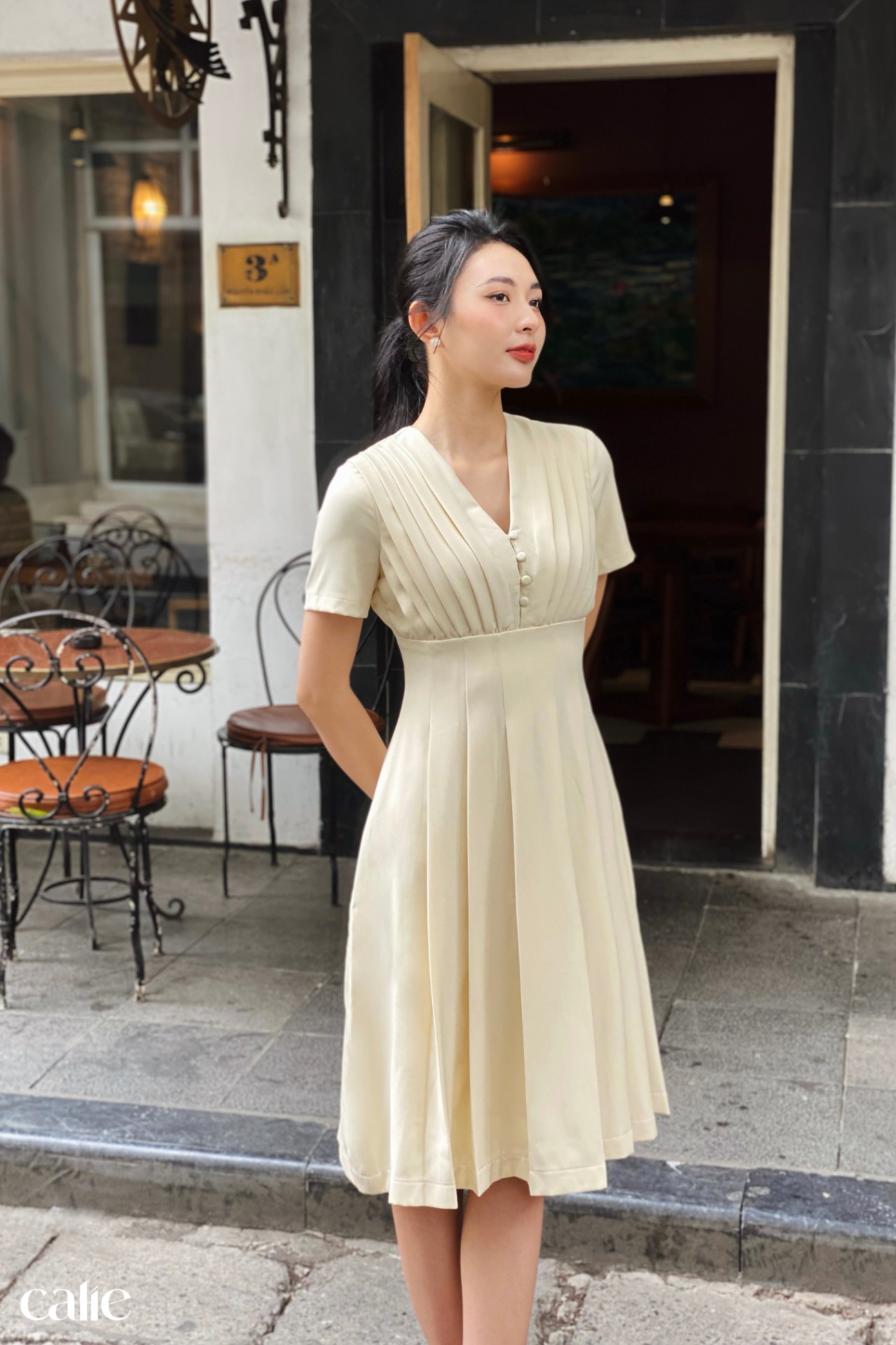 Váy dáng A xếp li ngực xẻ sâu chiết li eo
