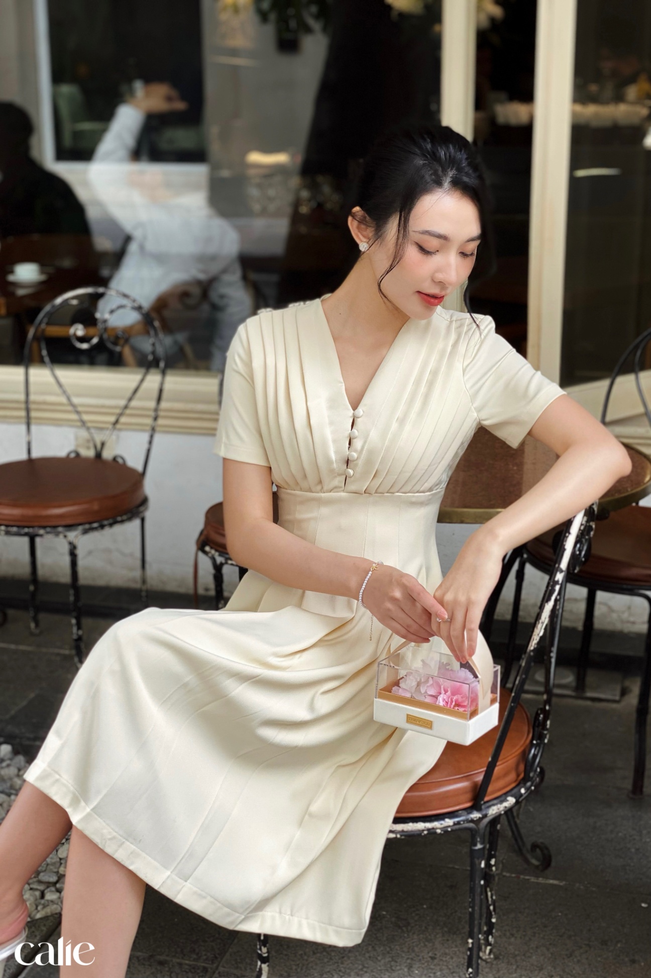 Váy dáng A xếp li ngực xẻ sâu chiết li eo