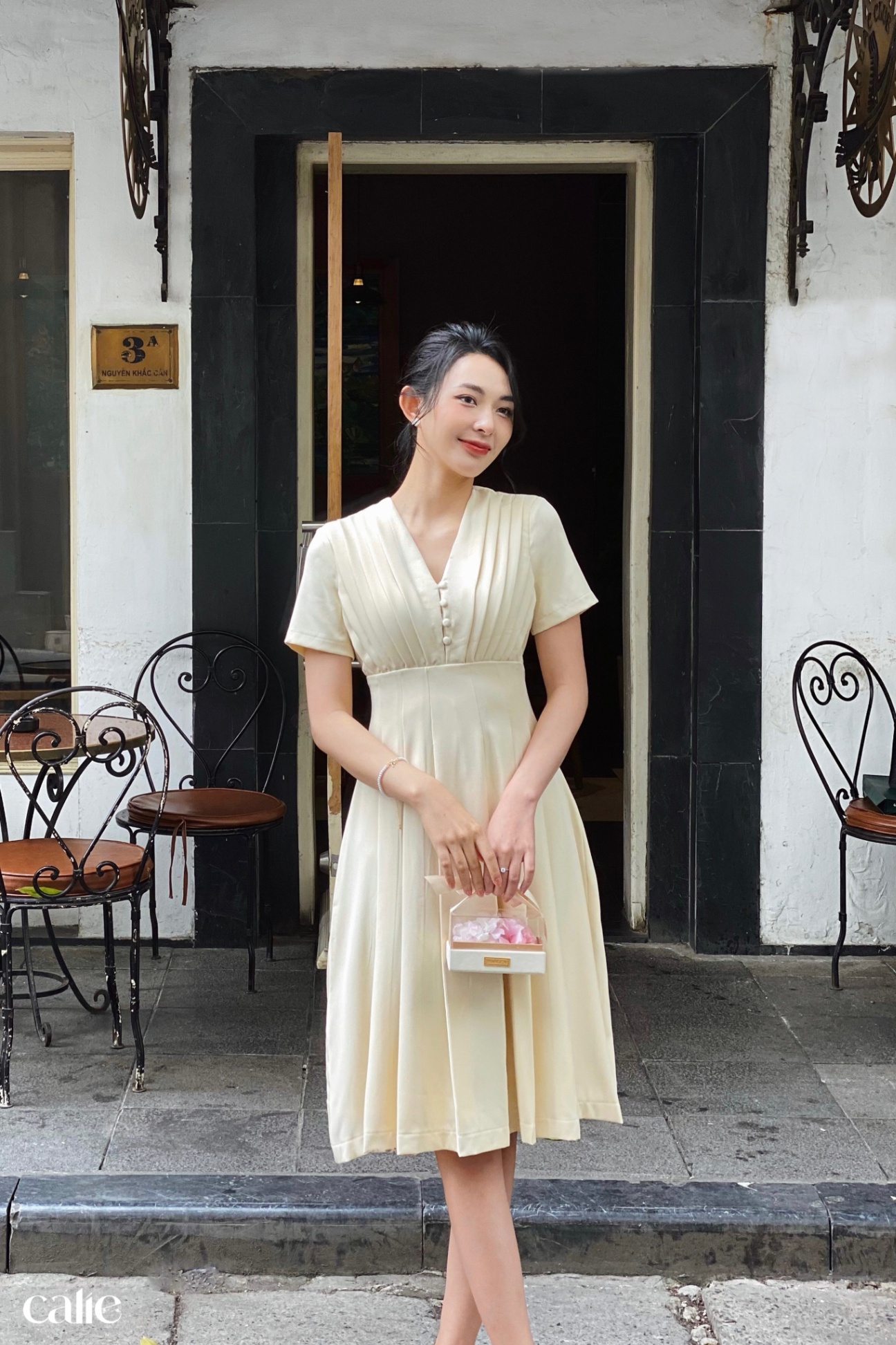 Váy dáng A xếp li ngực xẻ sâu chiết li eo