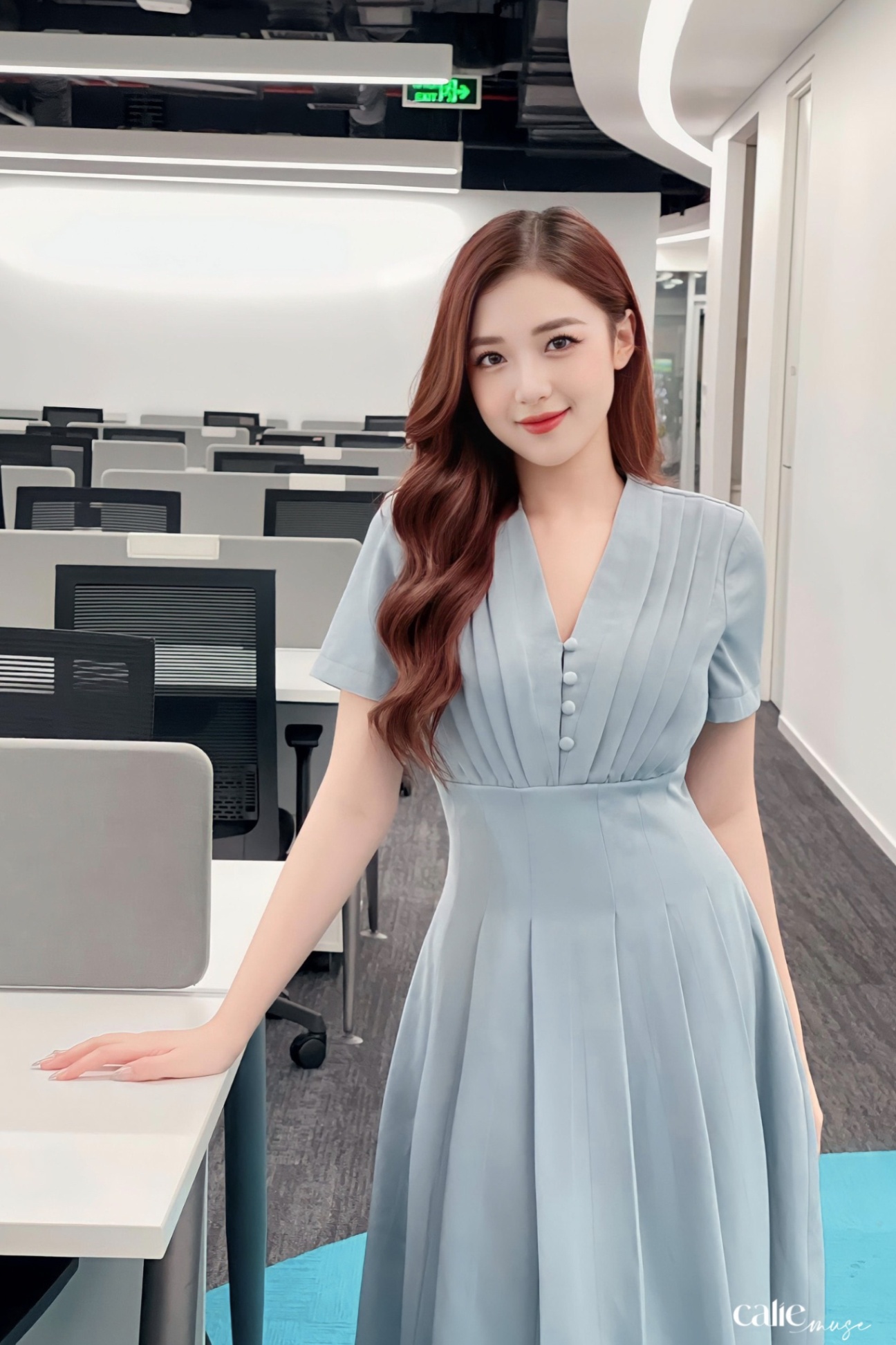 Váy dáng A xếp li ngực xẻ sâu chiết li eo