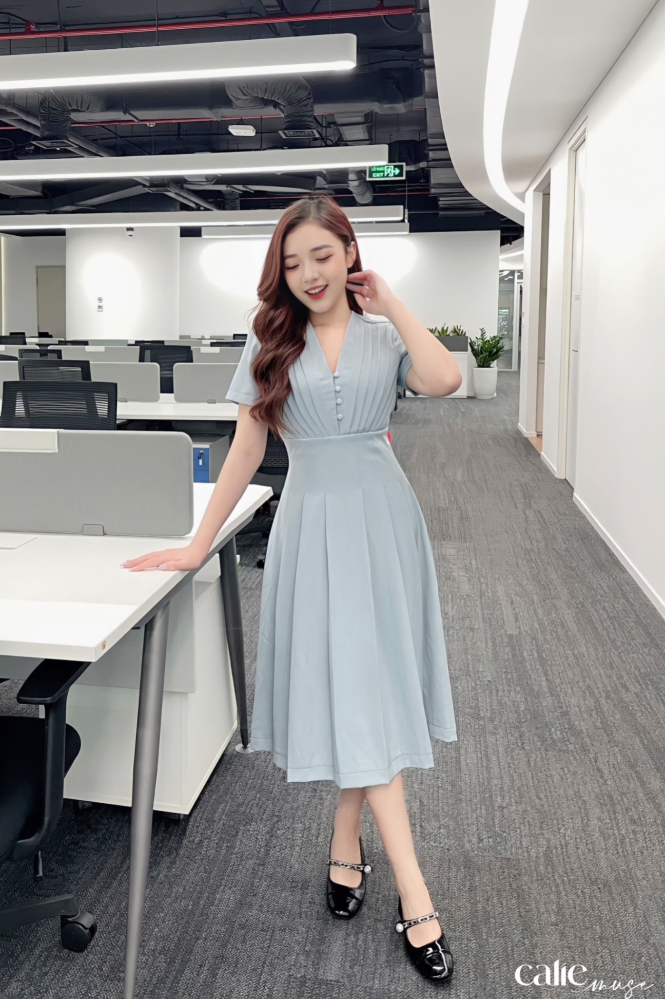 Váy dáng A xếp li ngực xẻ sâu chiết li eo
