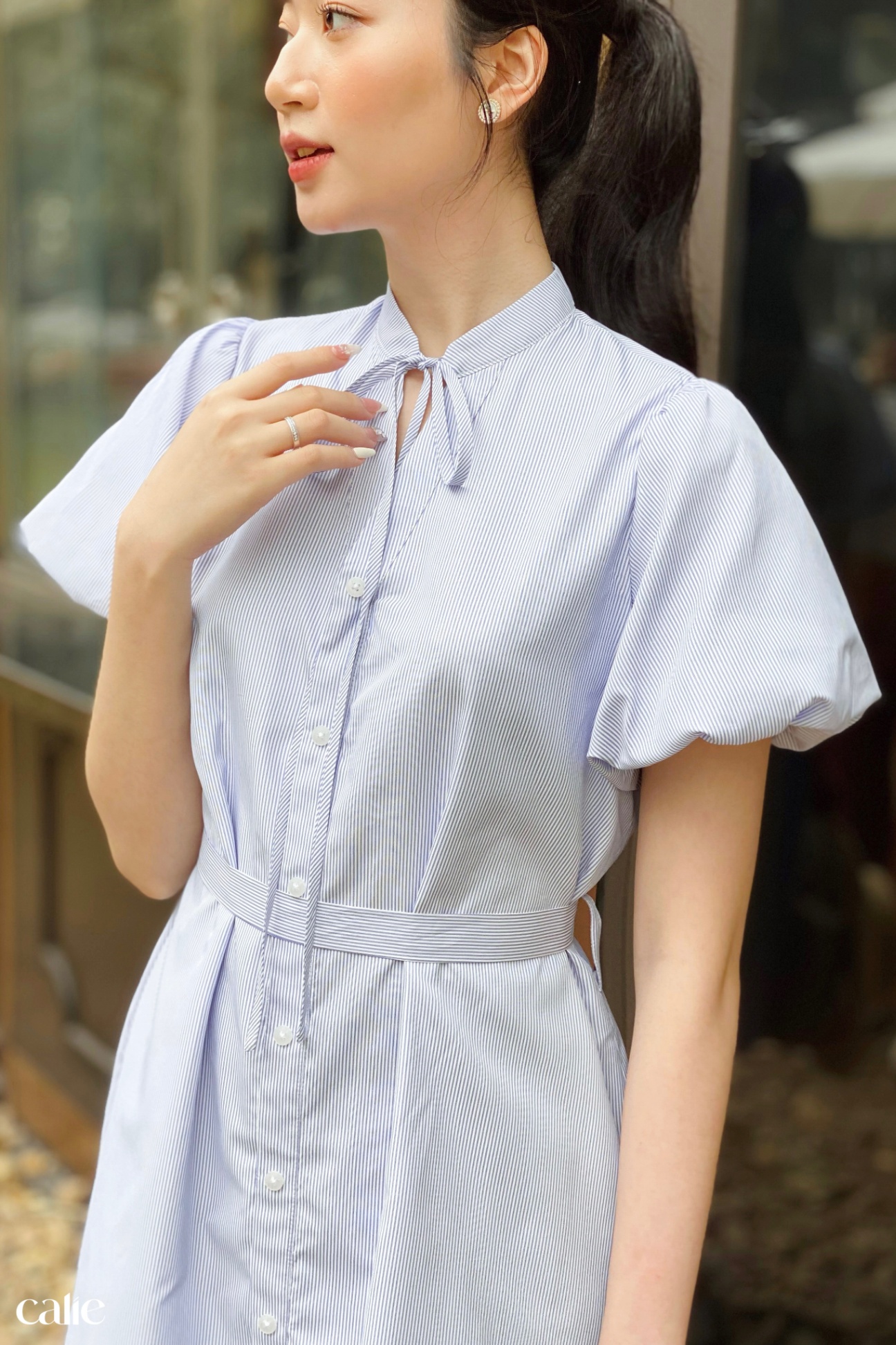 Váy suông dáng midi  kẻ tăm tay bồng cổ xẻ V buộc nơ