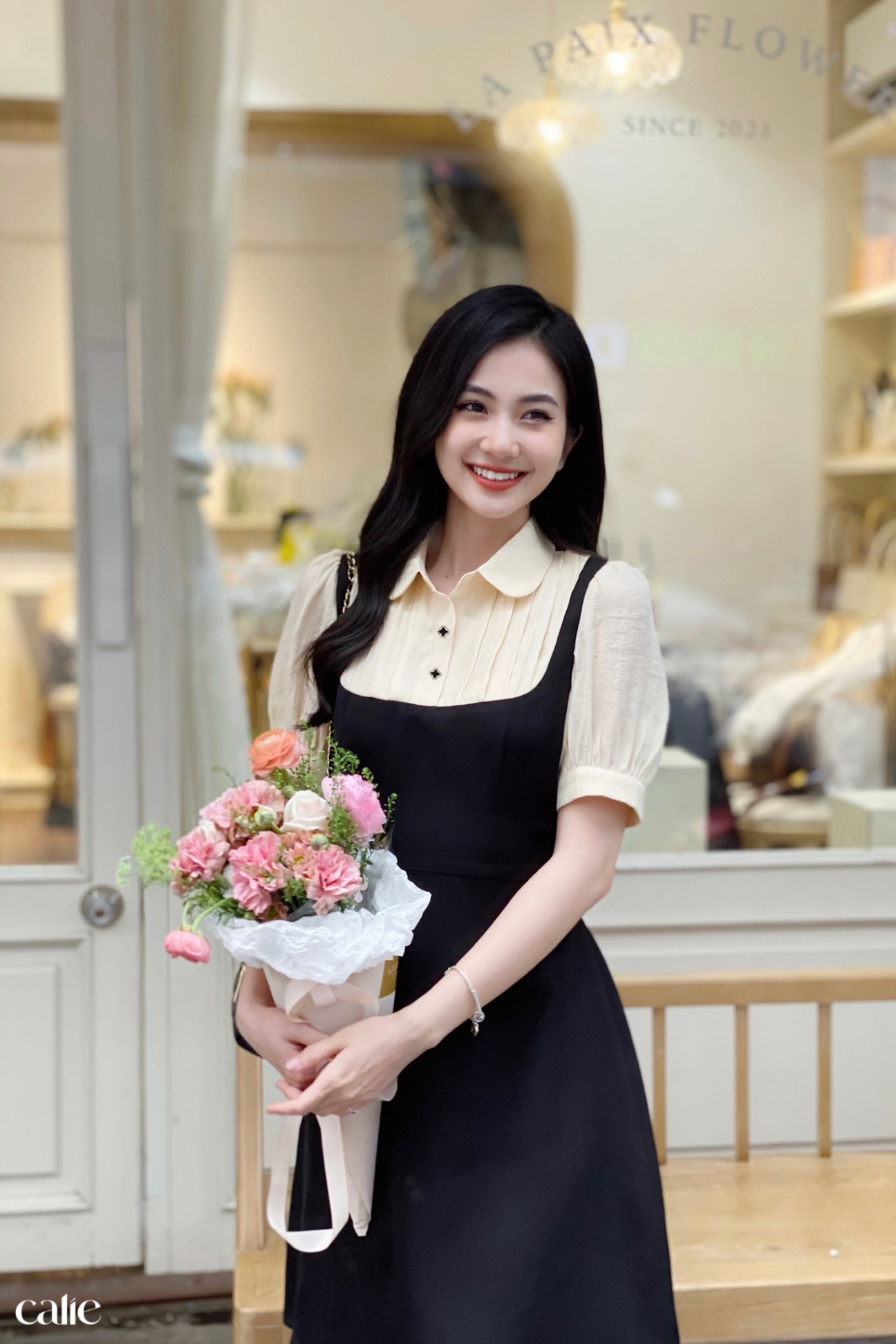 váy yếm phối kem cổ sen xếp li khuy  trang trí