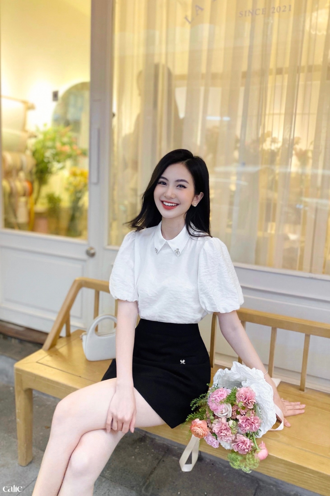 Áo cách điệu cổ sen đính đá tay bồng