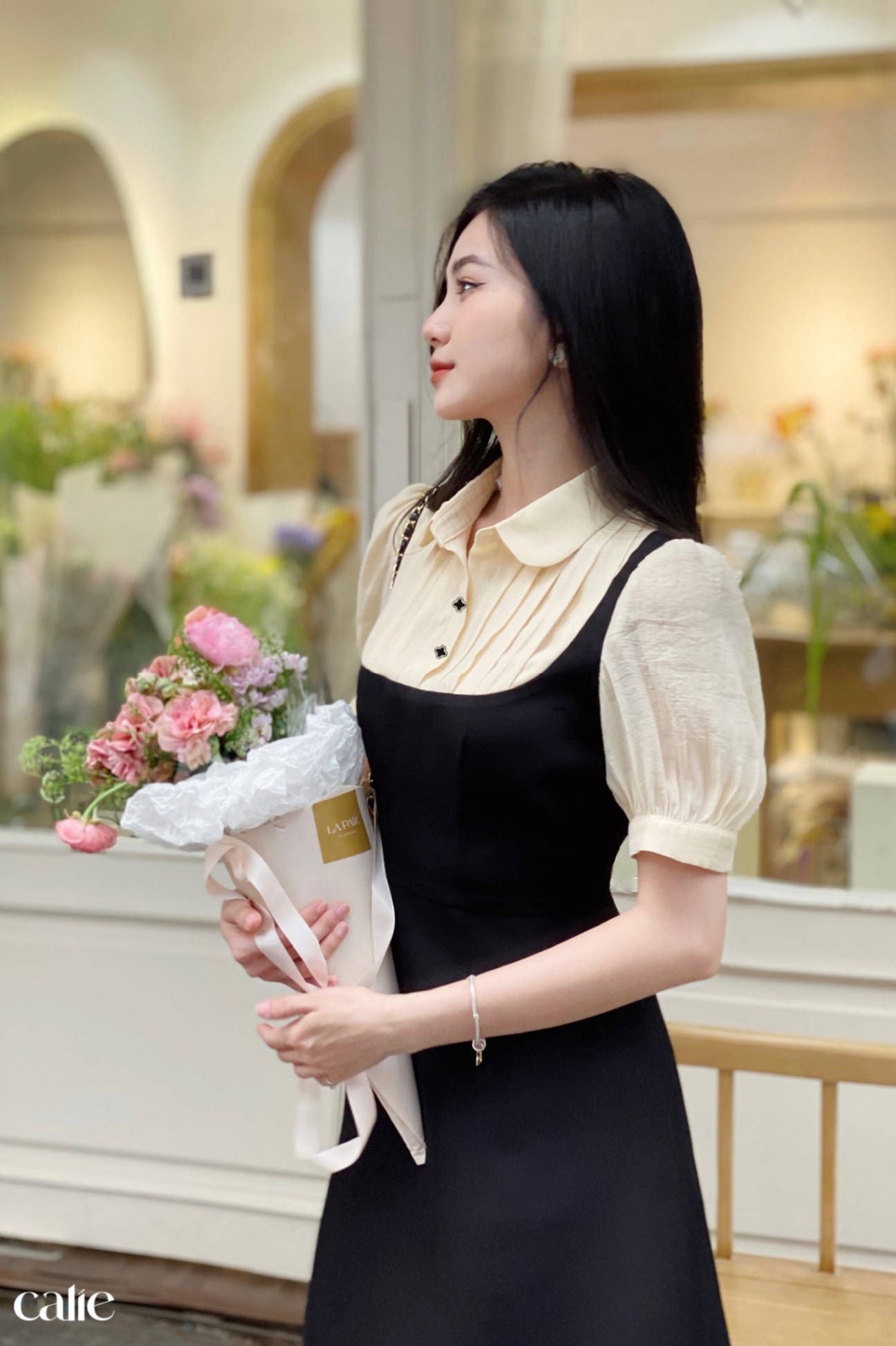 váy yếm phối kem cổ sen xếp li khuy  trang trí