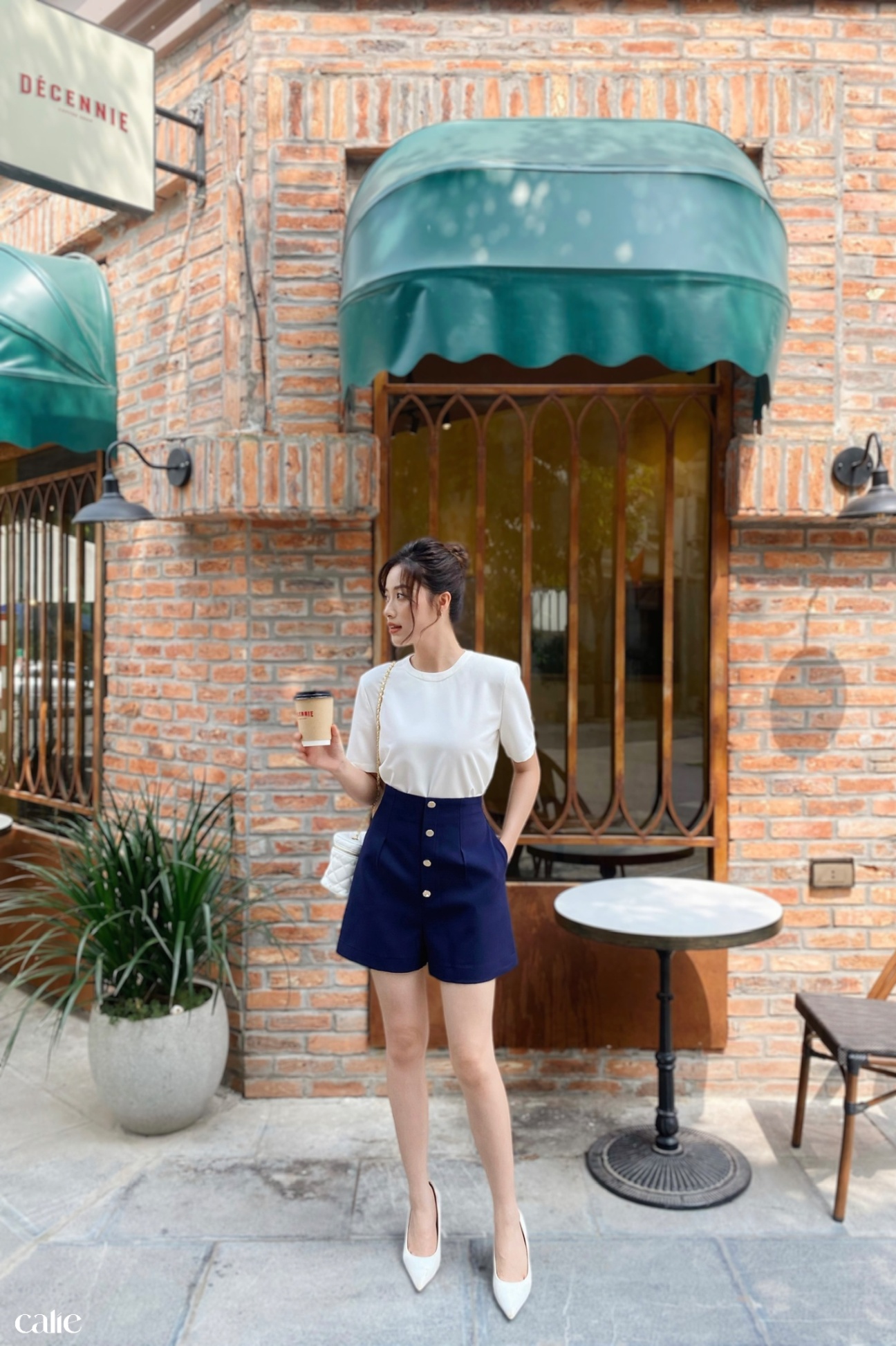 Quần short cạp liền đính cúc