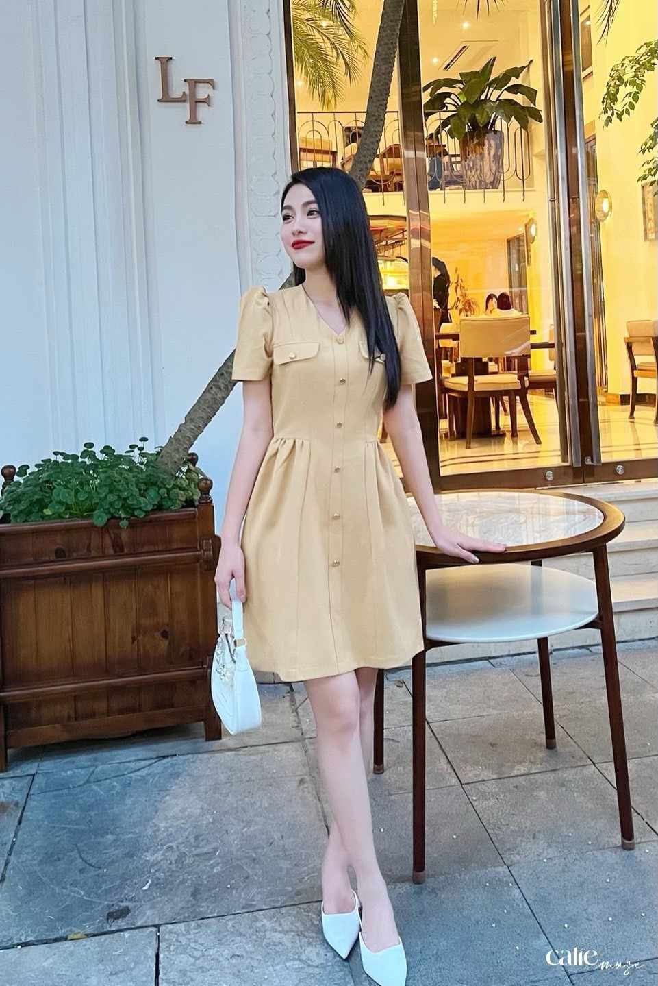 Váy dáng A cổ V nhún hông
