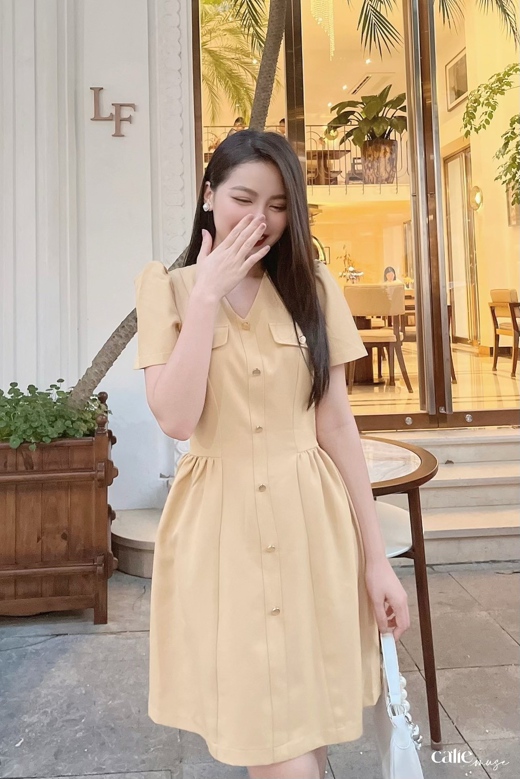 Váy dáng A cổ V nhún hông