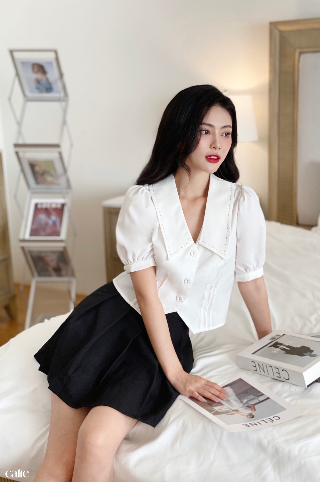 Áo dáng lửng cổ V thêu chỉ đôt tay ngắn