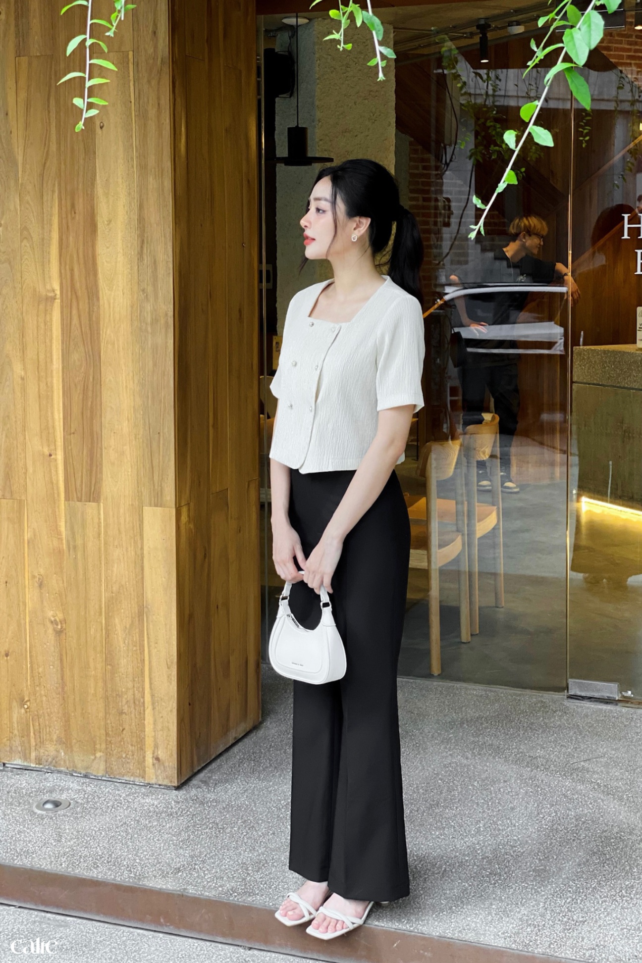 Áo cách điệu cổ vuông đính cúc