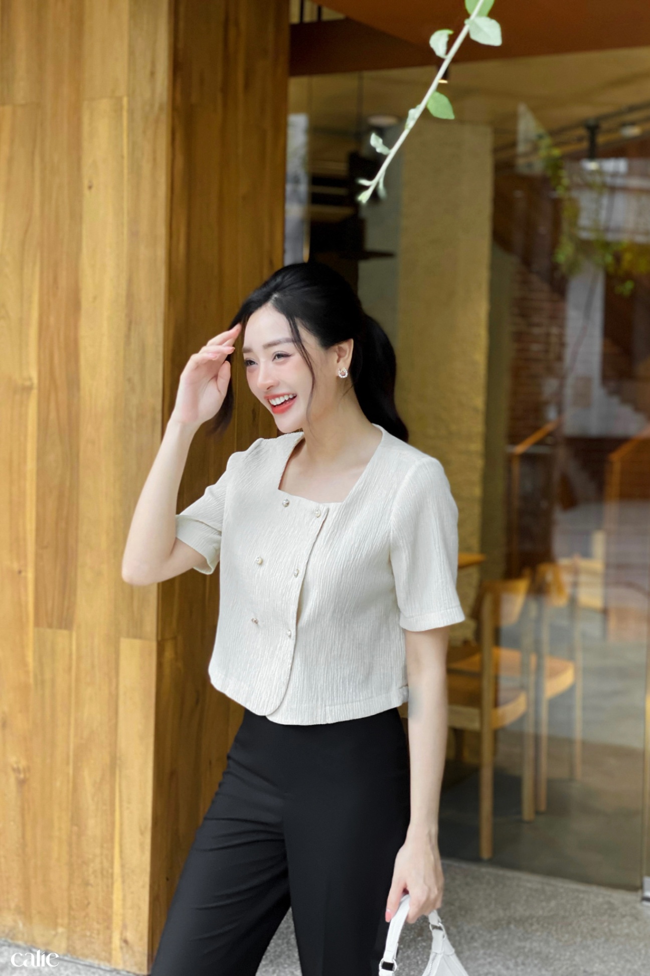 Áo cách điệu cổ vuông đính cúc