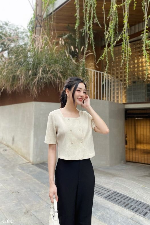 Áo cách điệu cổ vuông đính cúc