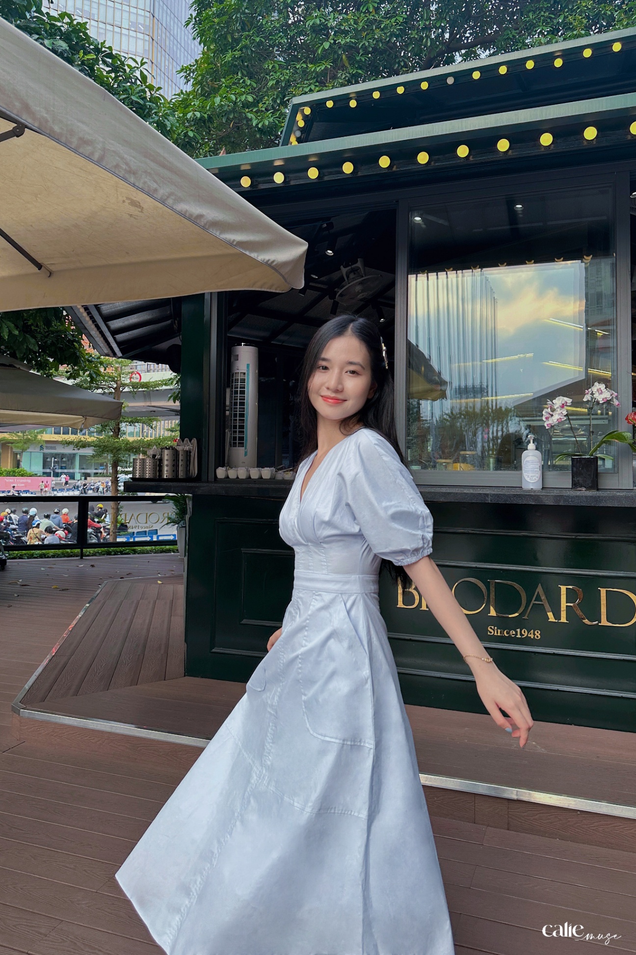 váy dáng xoè qua gối cổ V tay bồng to