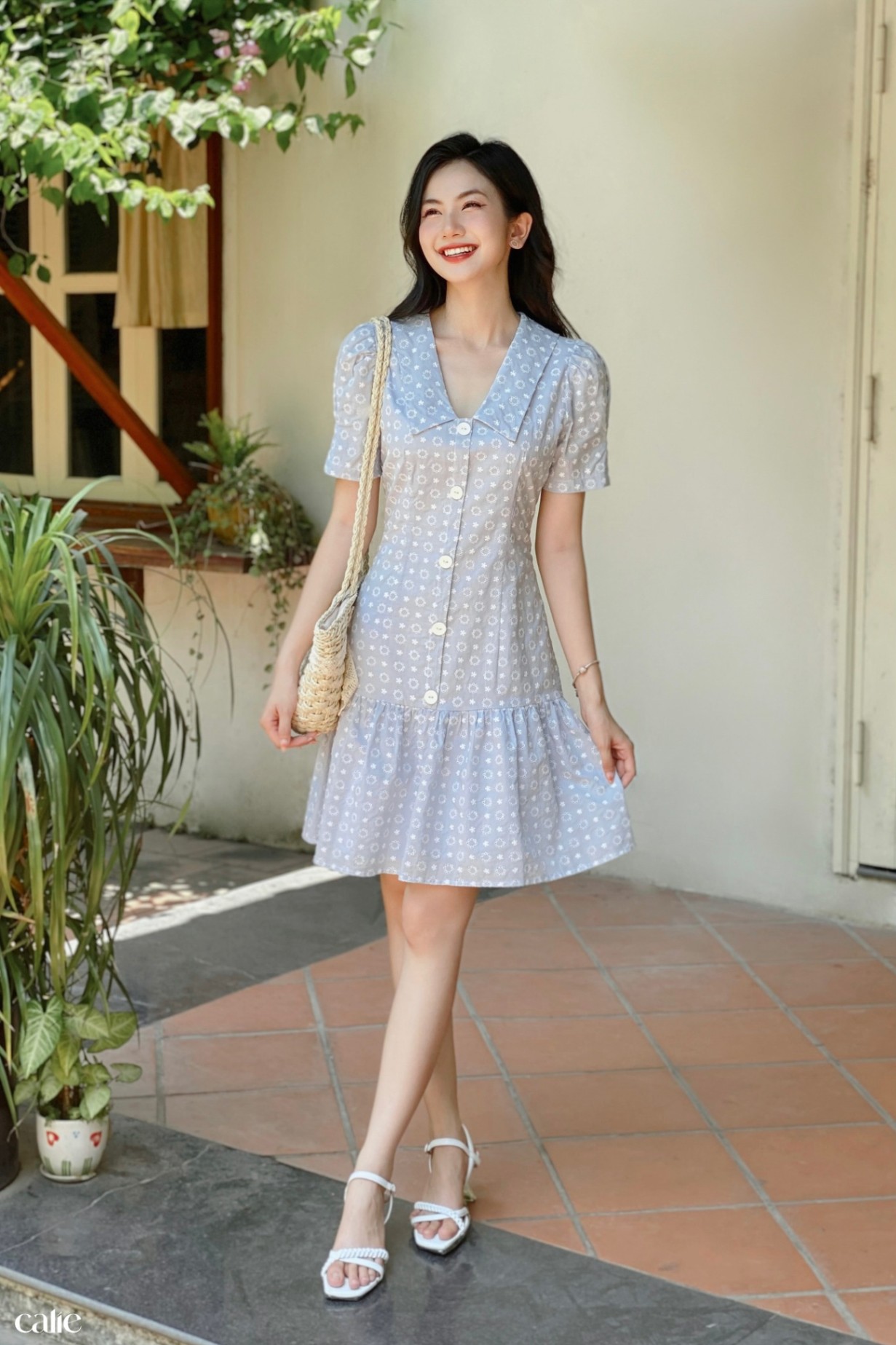 Váy dáng xòe đuôi cá cổ V tay ngắn