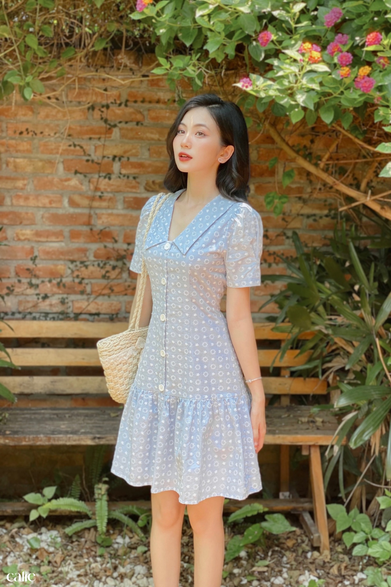 Váy dáng xòe đuôi cá cổ V tay ngắn