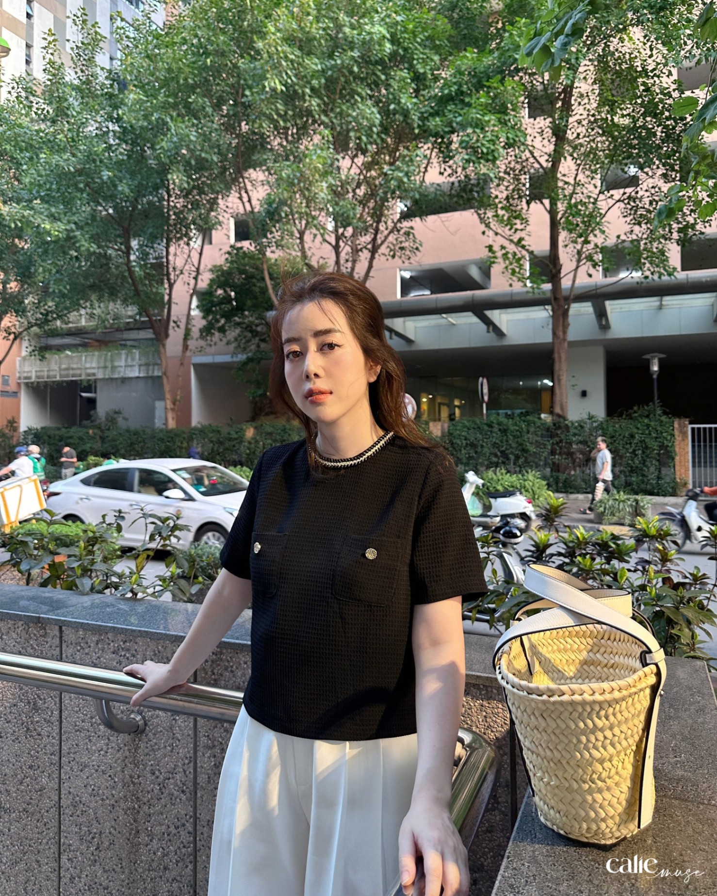 Áo cổ tròn ốp túi ngực  đính khuy kim loại