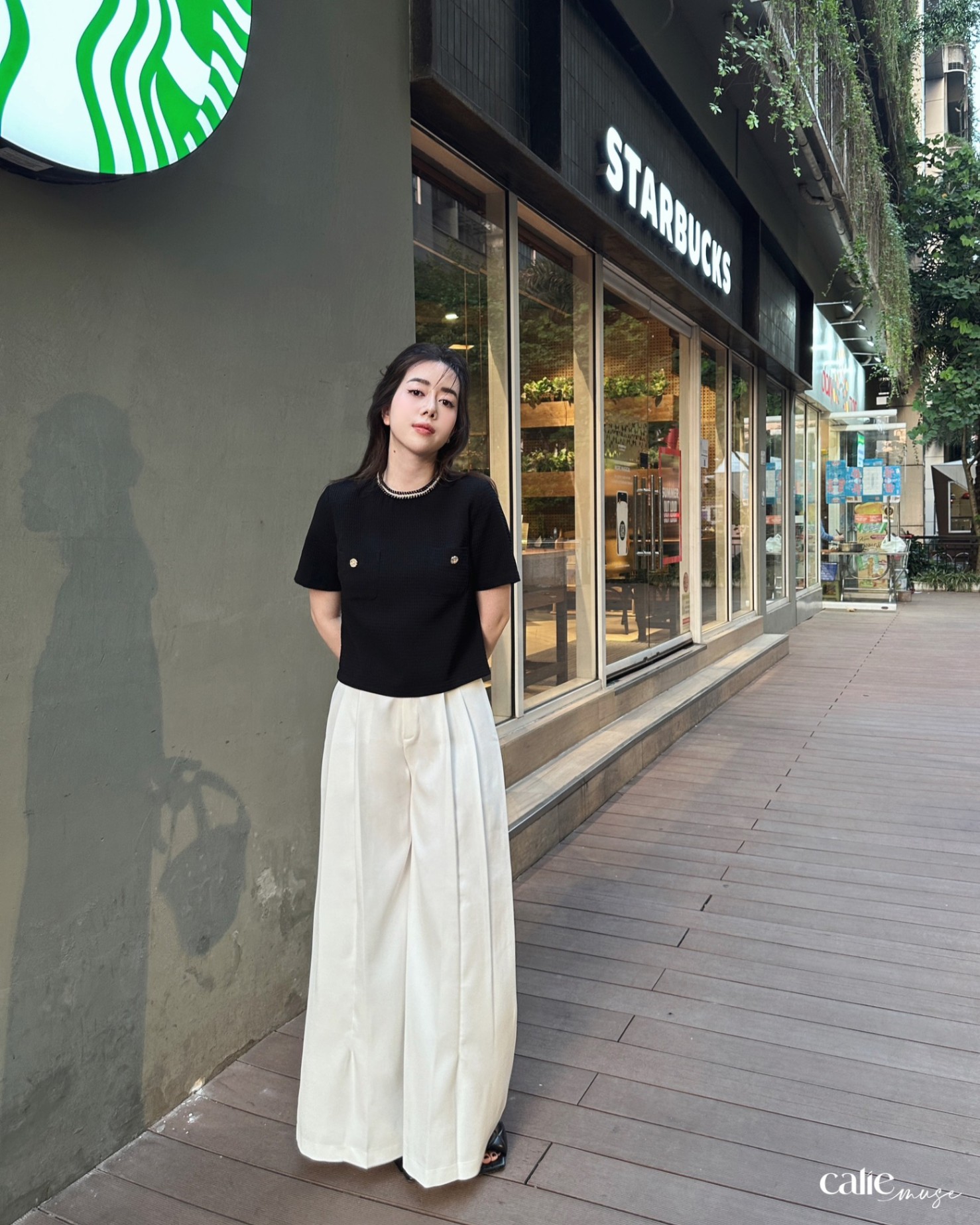 Áo cổ tròn ốp túi ngực  đính khuy kim loại