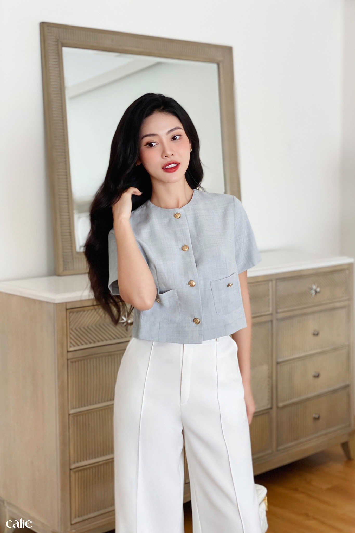 áo cổ tròn dáng lửng đính khuy kim loại túi ốp