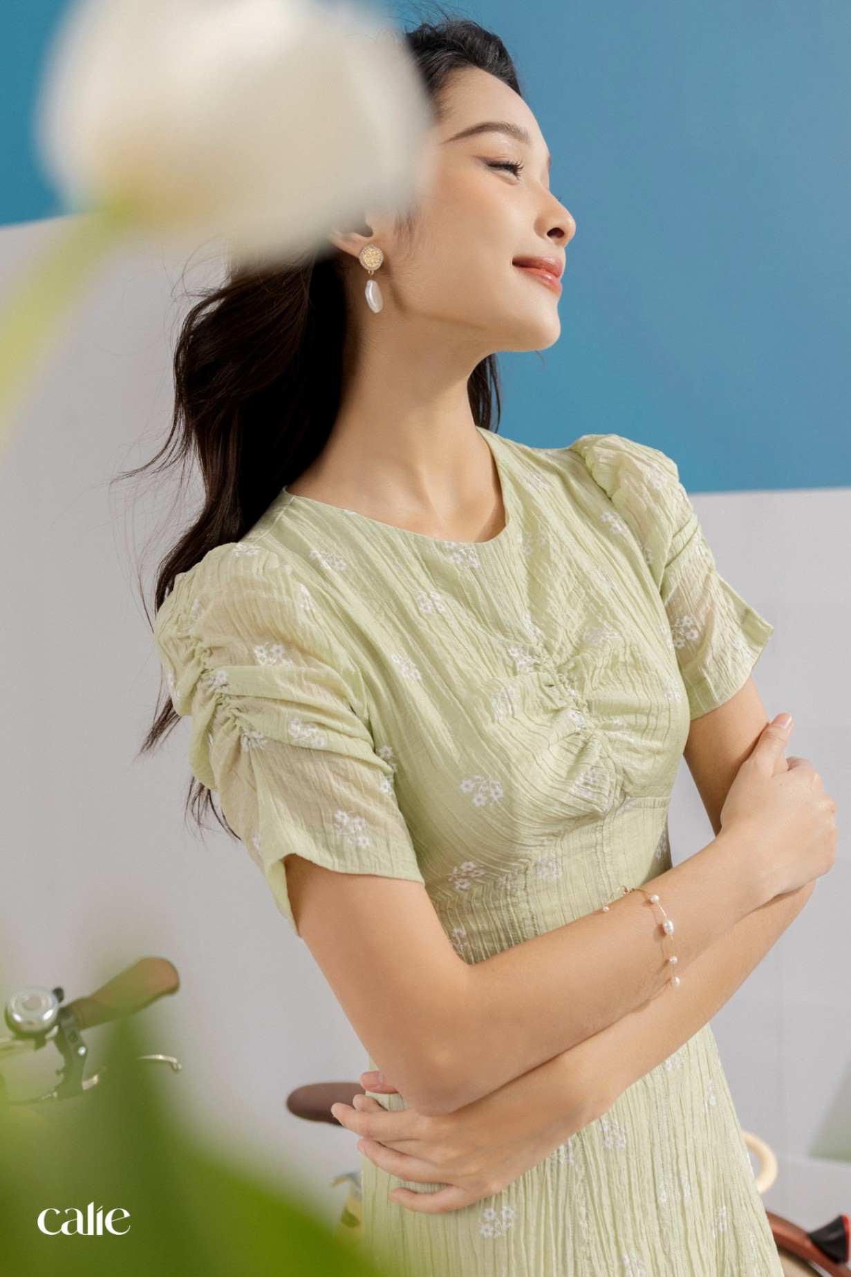 Váy dáng midi tay nhún chun cổ V can chân ngực