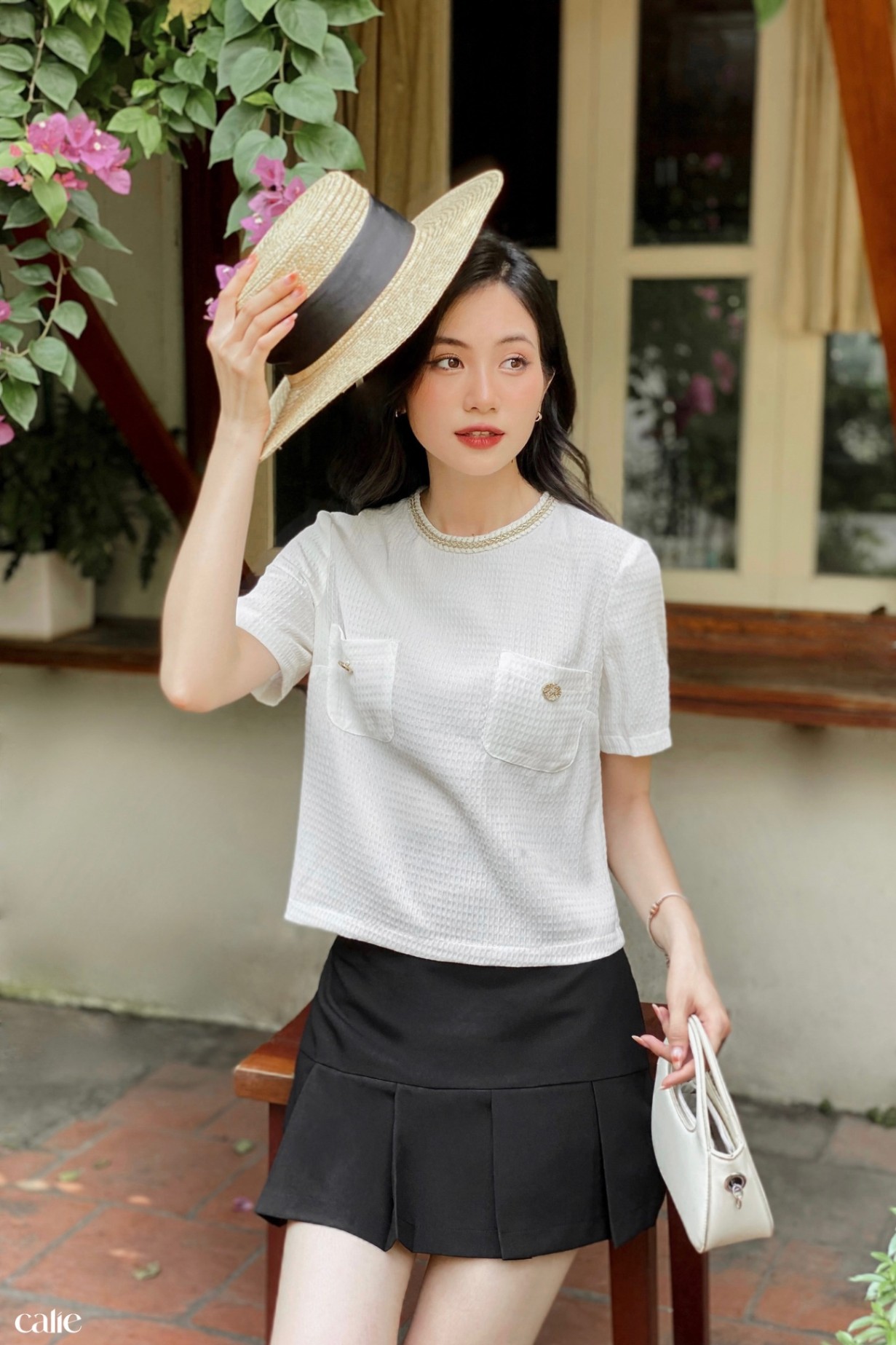 Áo cổ tròn ốp túi ngực  đính khuy kim loại