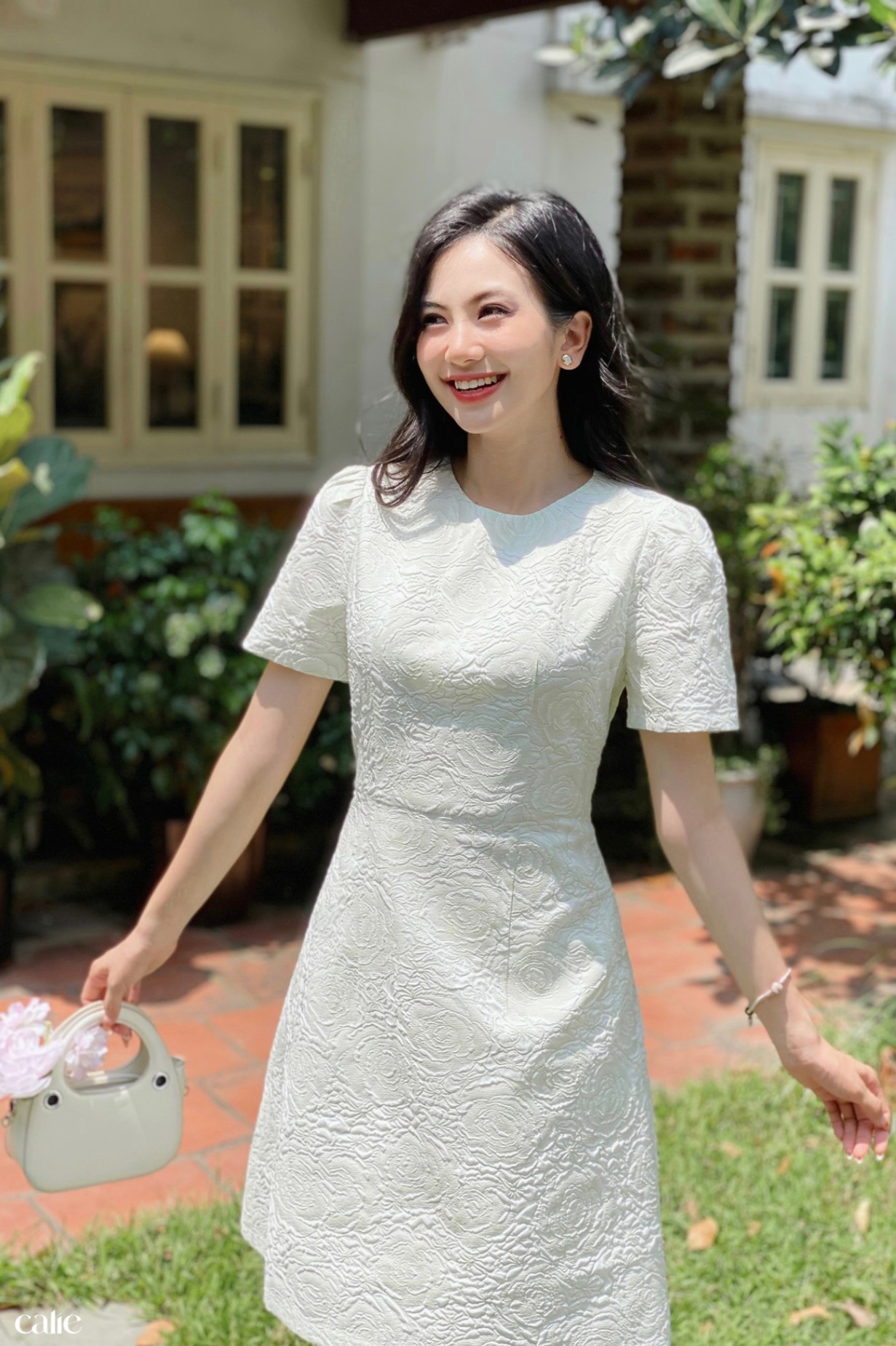 Váy dáng A cổ tròn tay thường nhún vai