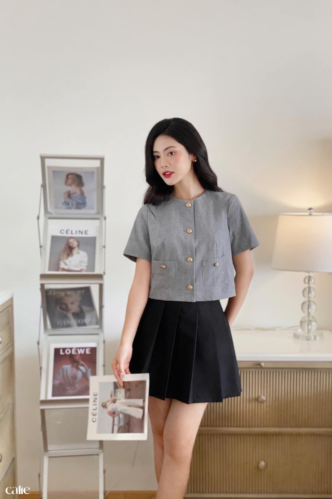 áo cổ tròn dáng lửng đính khuy kim loại túi ốp