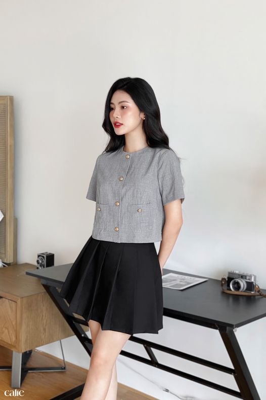 áo cổ tròn dáng lửng đính khuy kim loại túi ốp