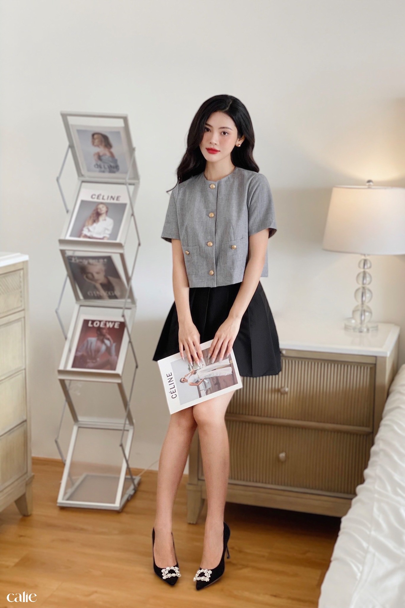 áo cổ tròn dáng lửng đính khuy kim loại túi ốp