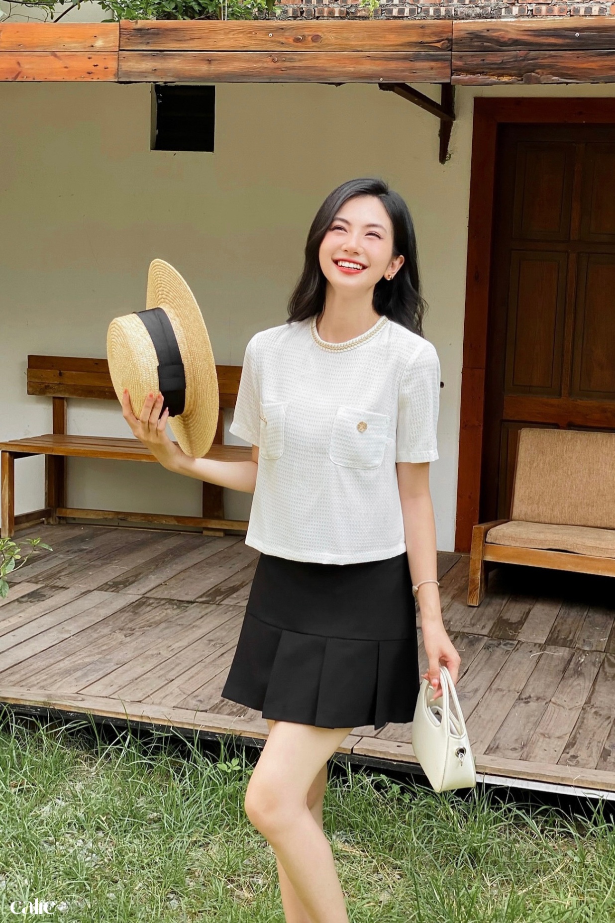 Áo cổ tròn ốp túi ngực  đính khuy kim loại