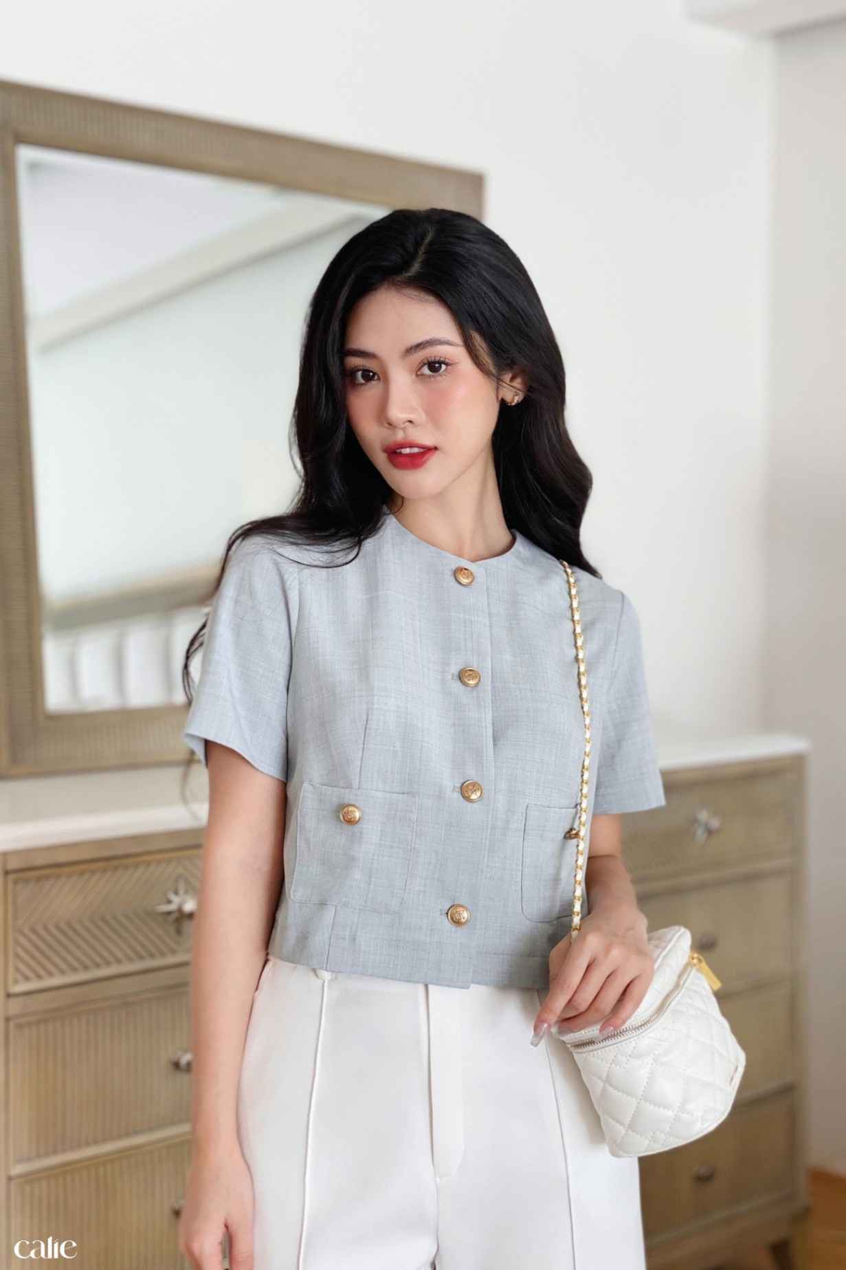 áo cổ tròn dáng lửng đính khuy kim loại túi ốp