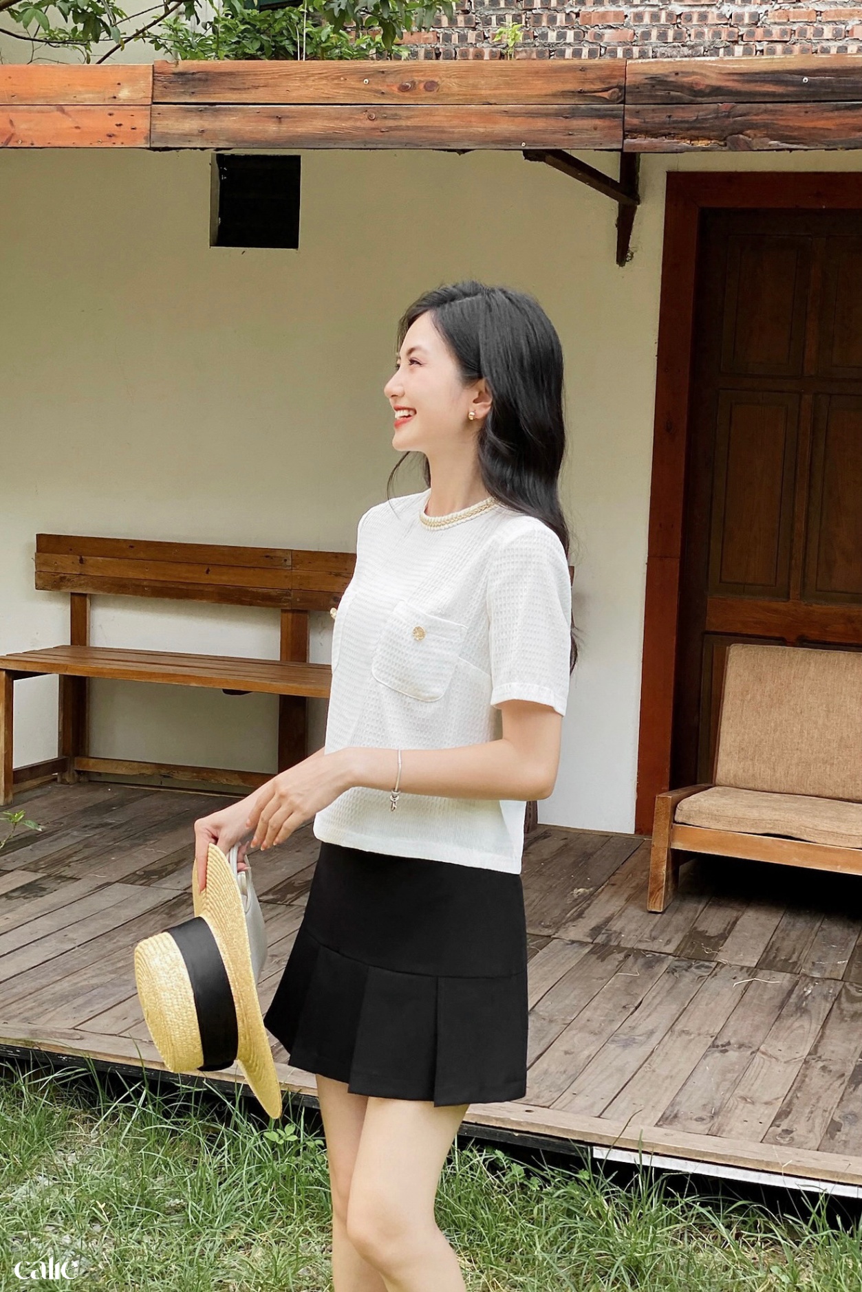 Áo cổ tròn ốp túi ngực  đính khuy kim loại