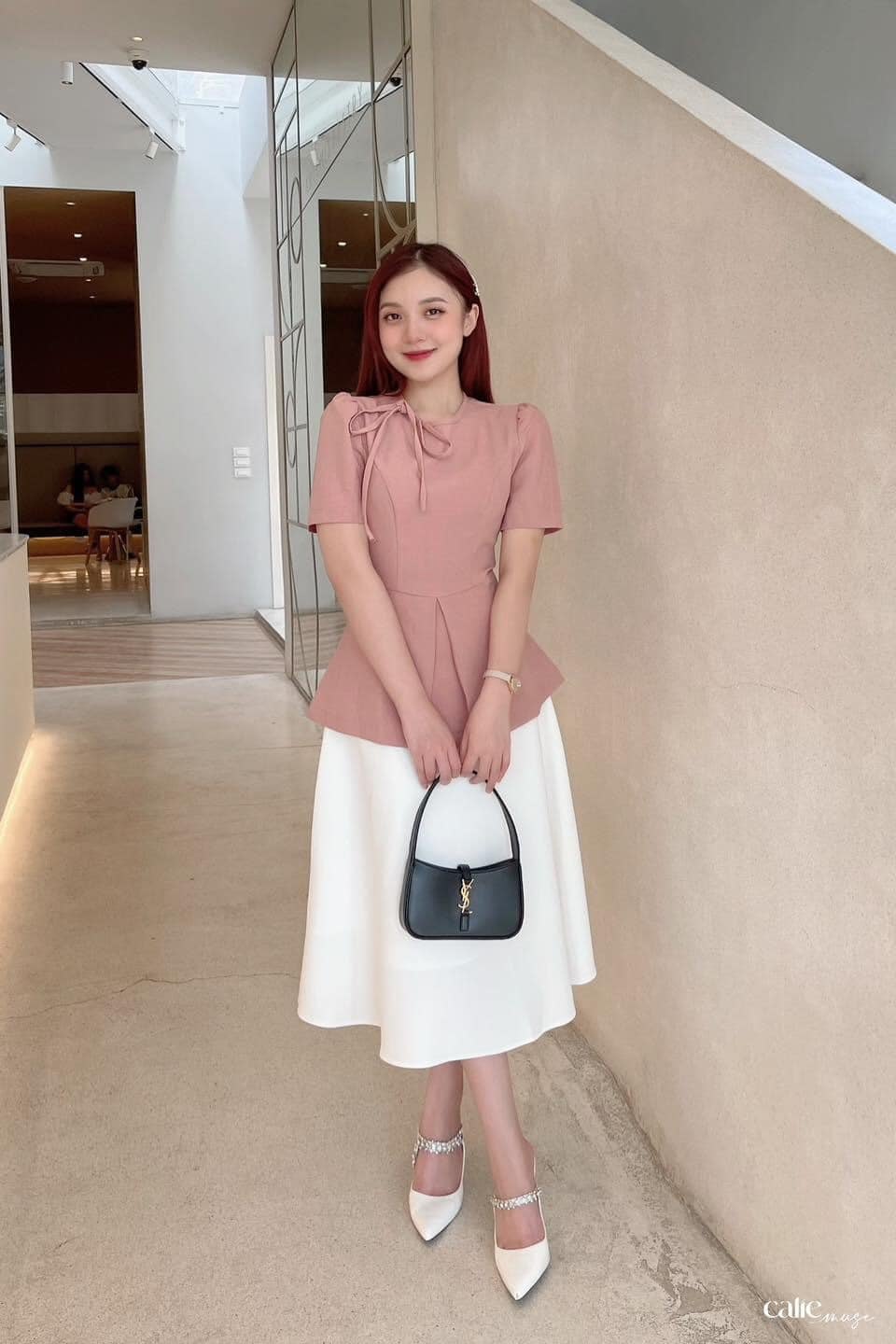 chân váy midi cạp cao đính cúc