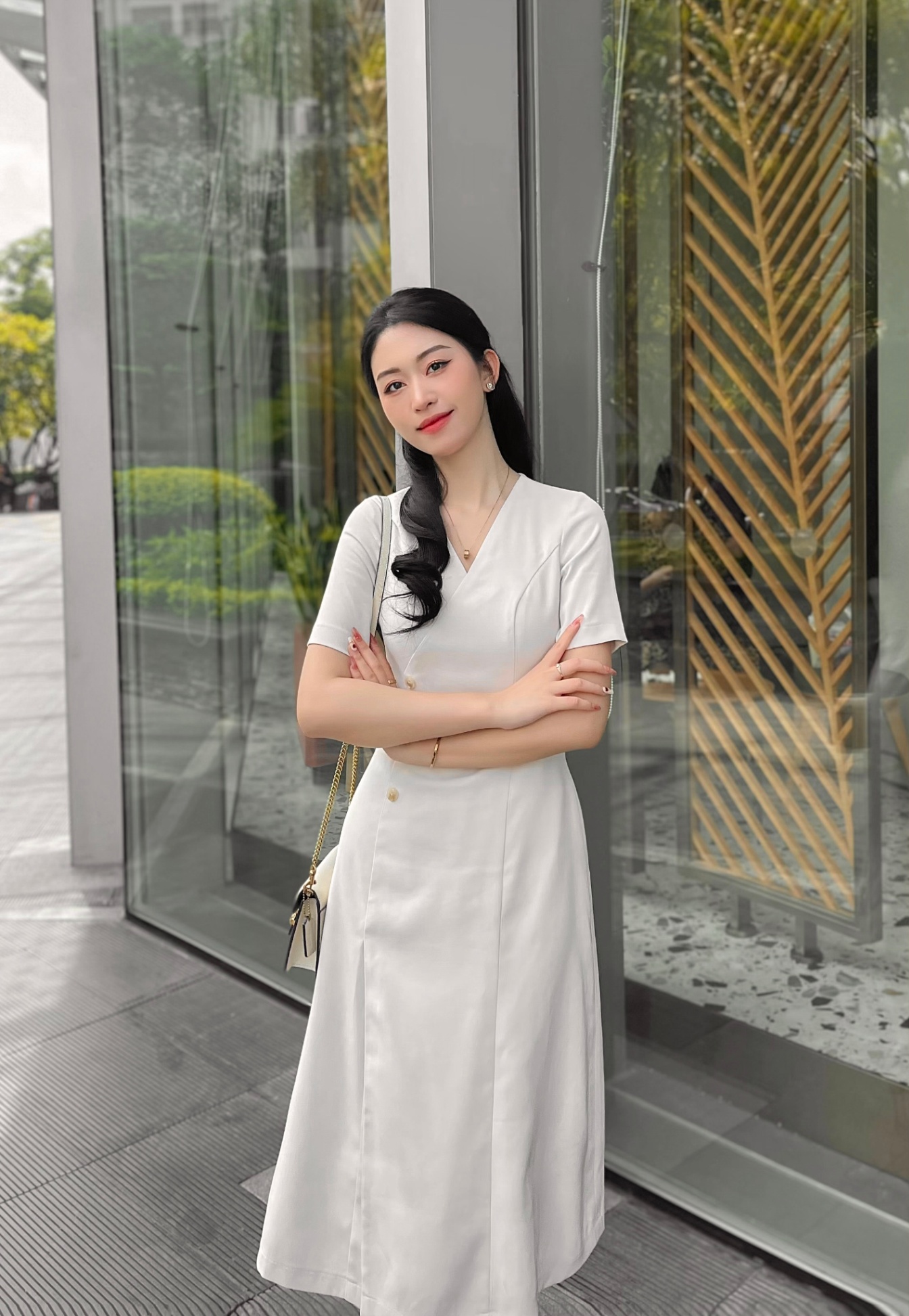 Váy dáng A cổ V vạt lệch đính cúc