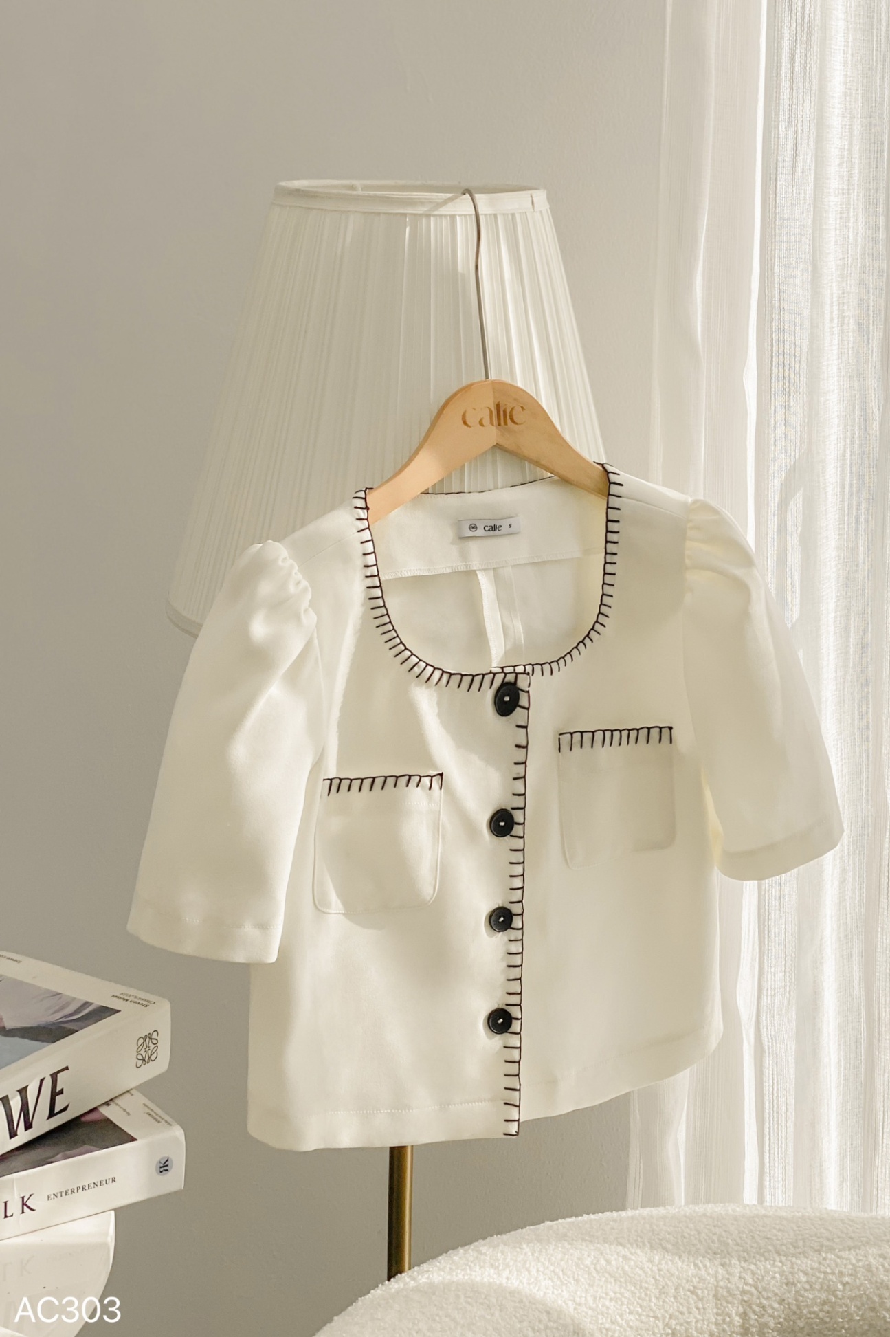 Áo croptop cổ vuông viền chỉ