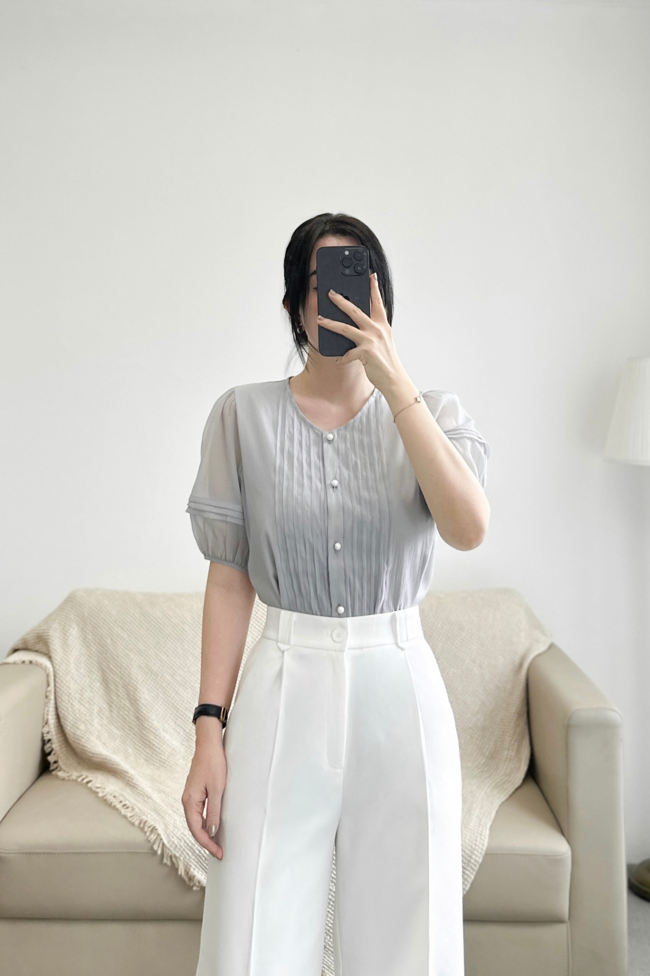Áo sơ mi cổ tròn xếp ly nẹp