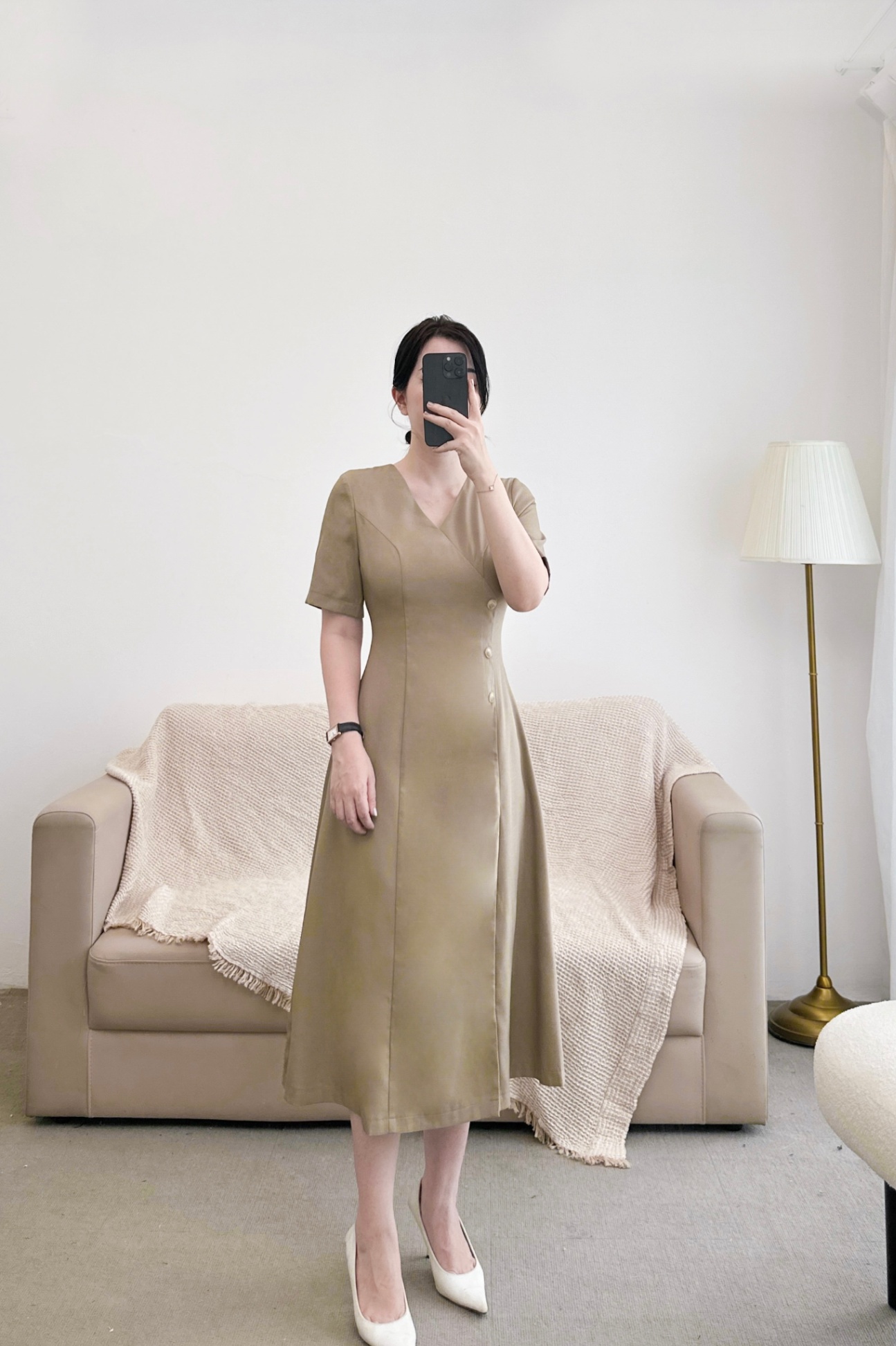 Váy dáng A cổ V vạt lệch đính cúc