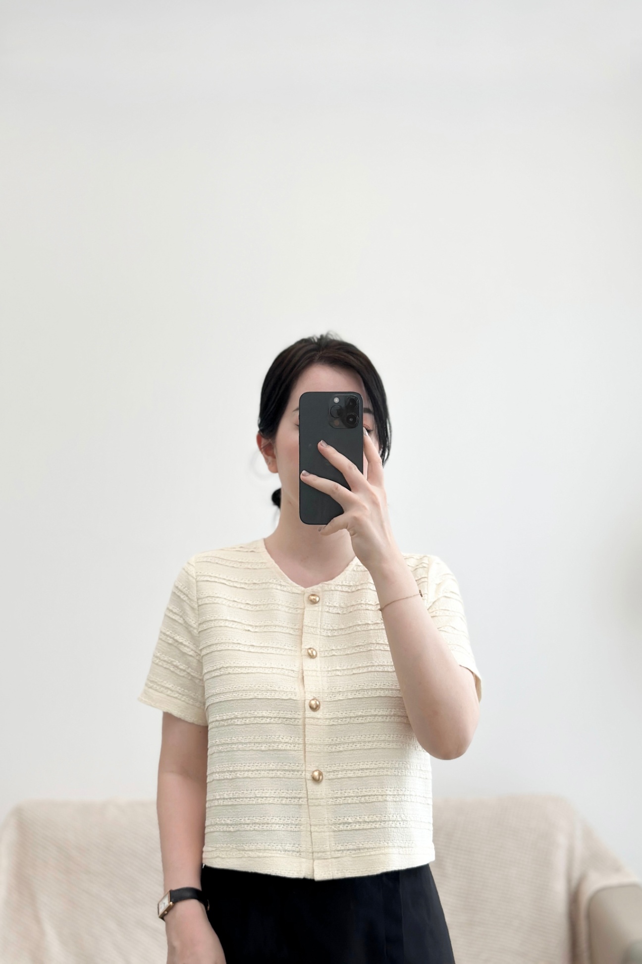 Áo croptop ren cổ tròn đính cúc
