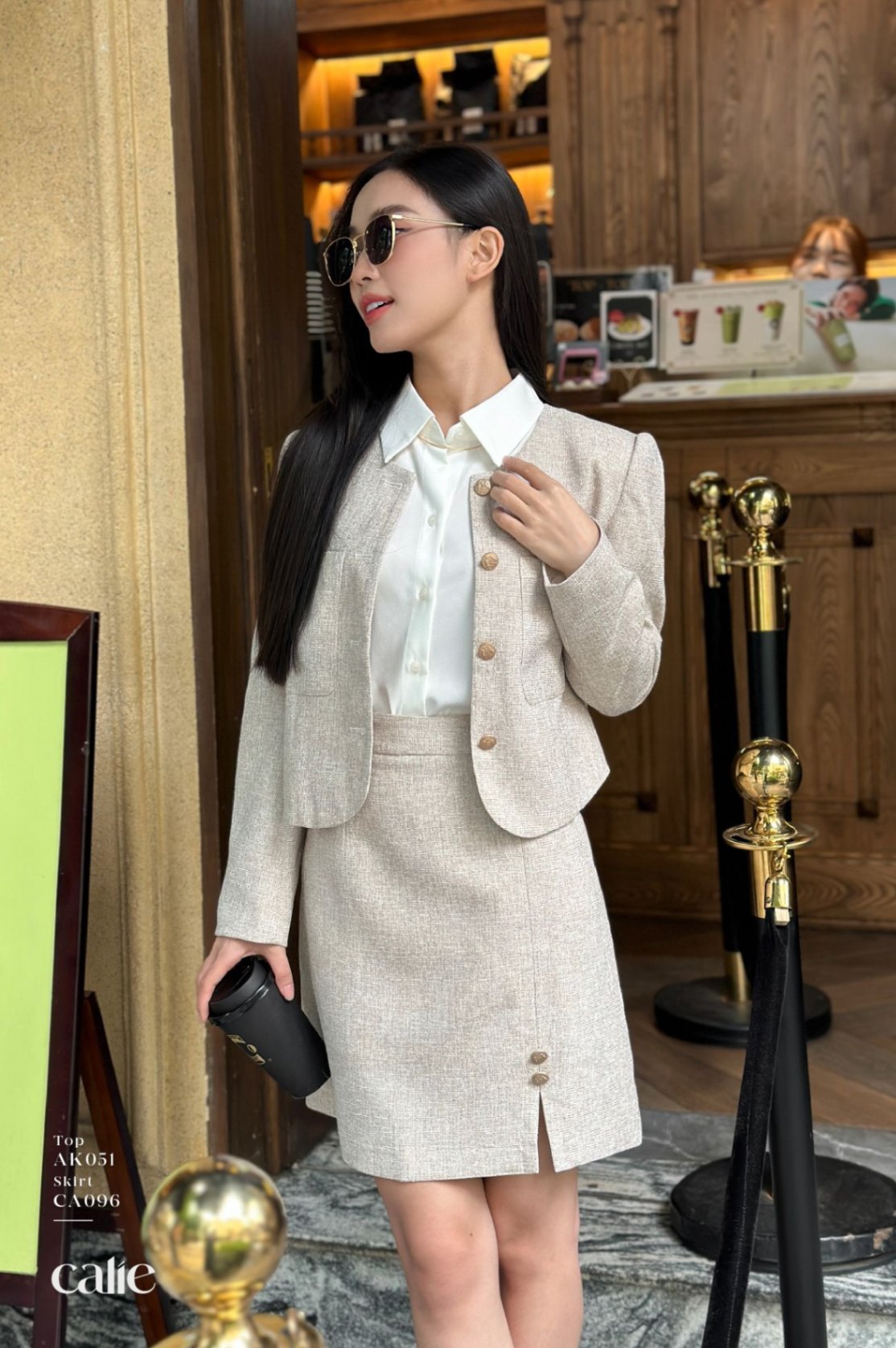 Chân váy A xẻ gấu đính cúc