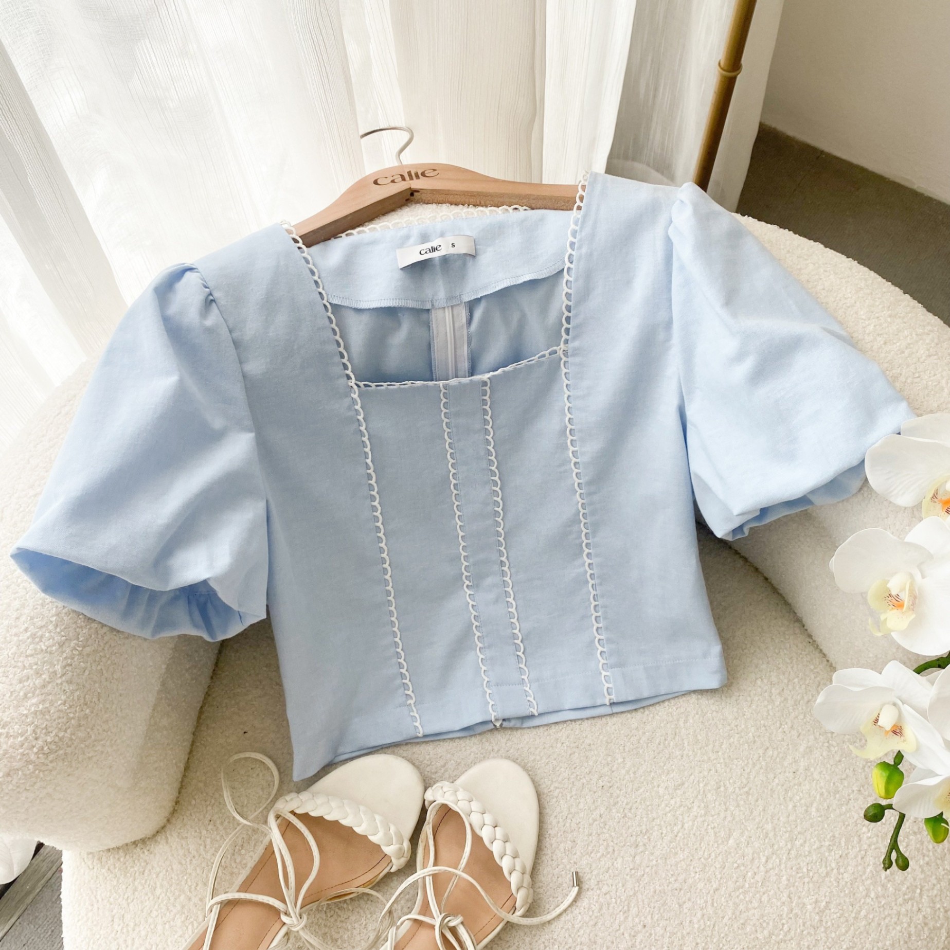 Áo dáng lửng tay bồng phối ren
