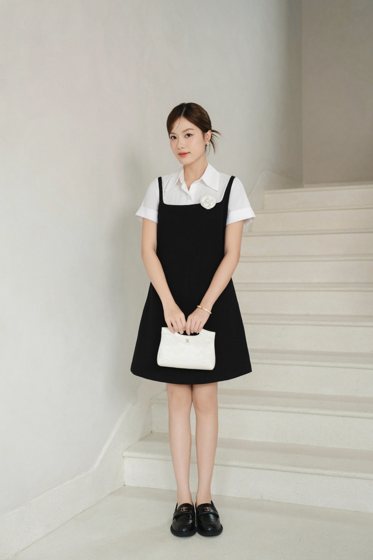 Váy ngắn phối cổ sơ mi trắng cộc tay