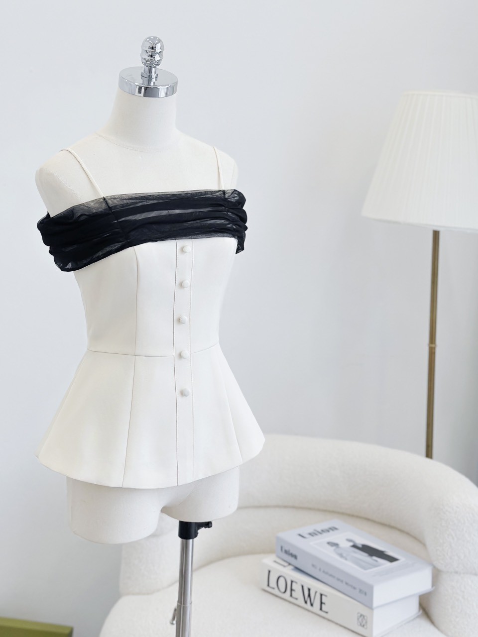Áo peplum trễ vai cách điệu phối lưới đen