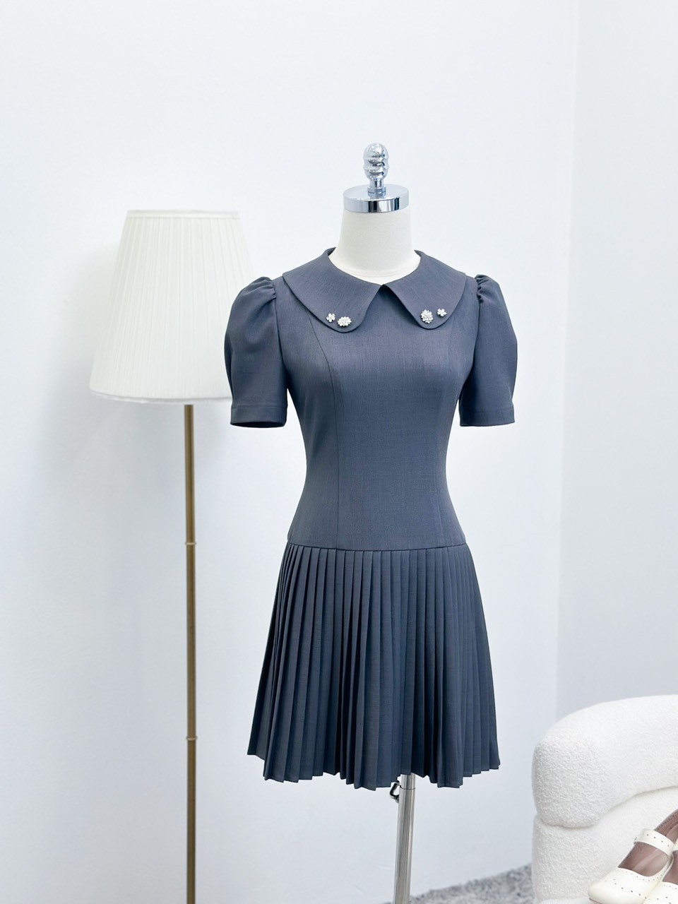 Váy liền cổ sen đính đá chân xếp ly