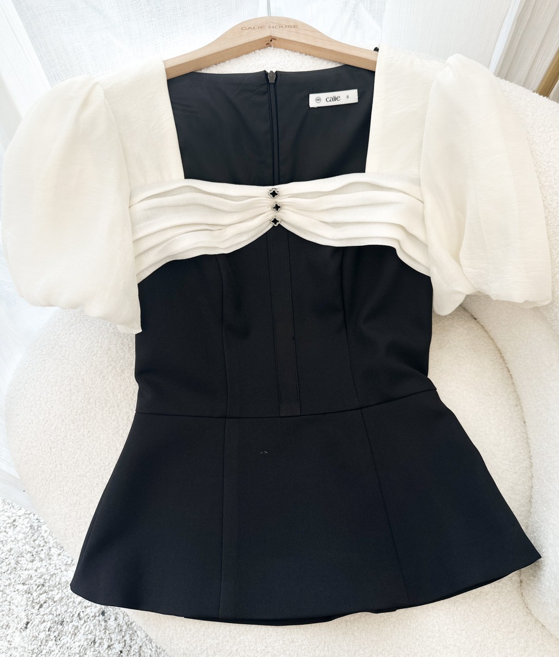 Áo peplum cổ vuông phối xếp ly ngực