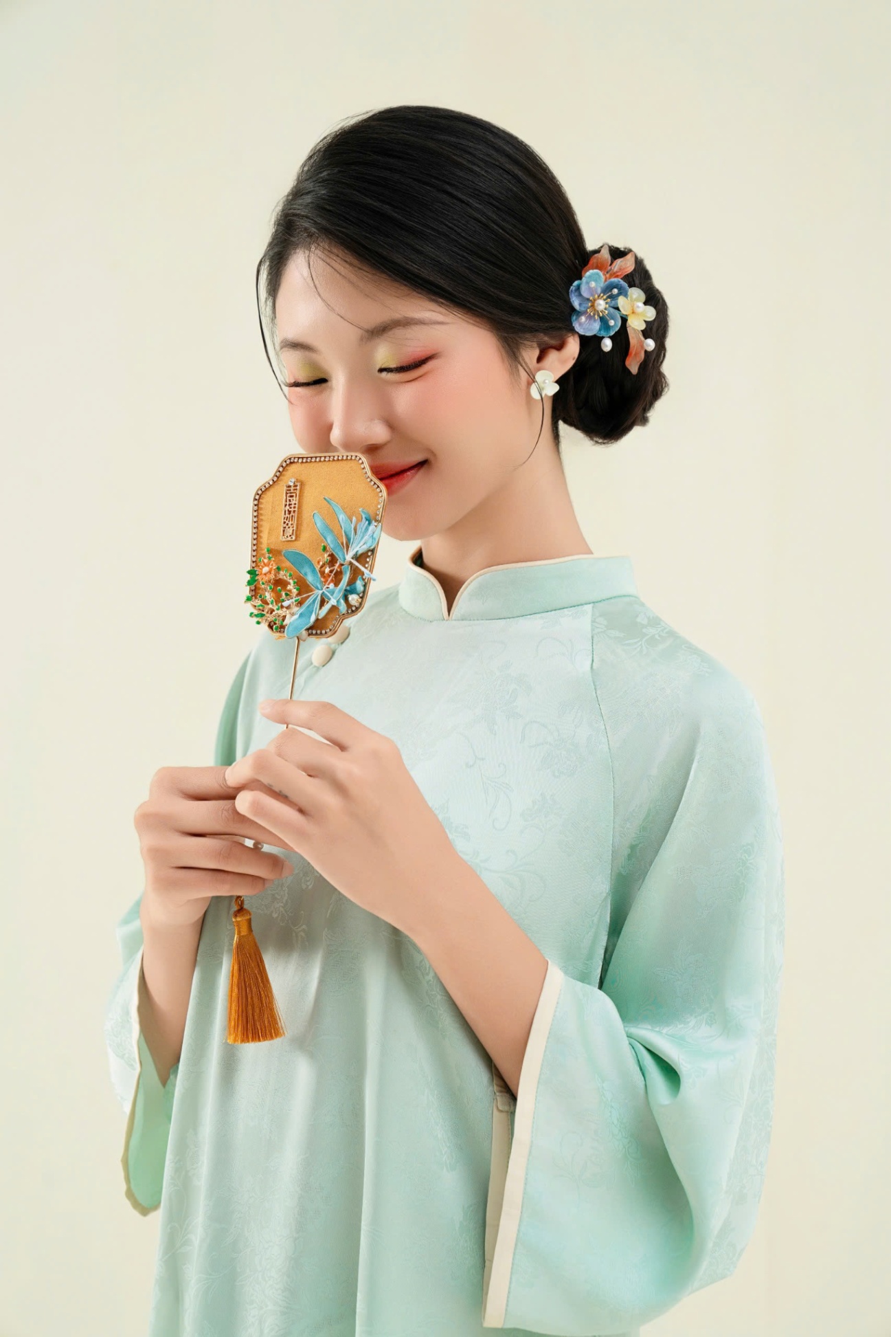ÁO dài dáng suông phối viền cổ,tay