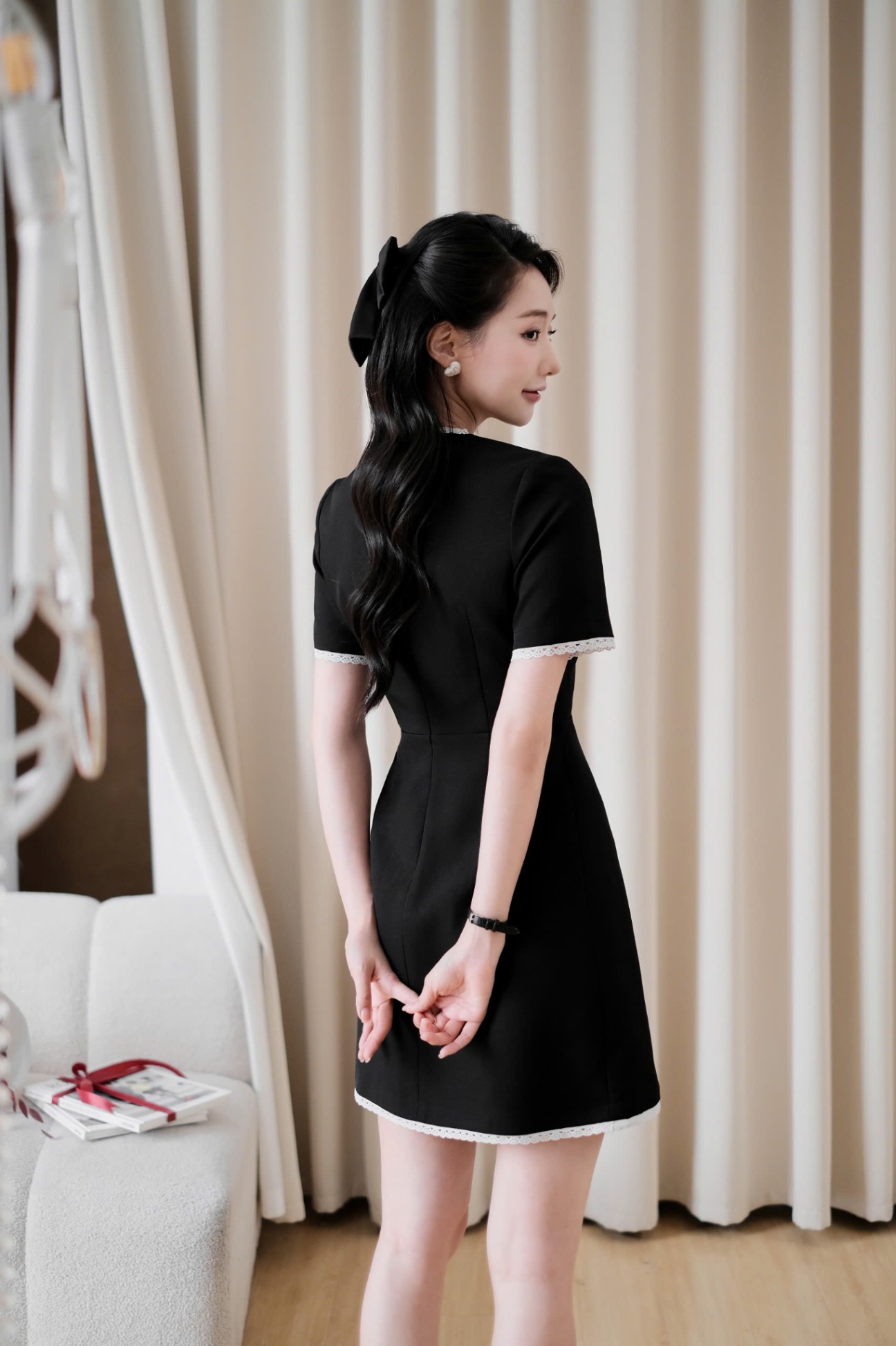 Đầm dáng A tay ngắn phối dây ren