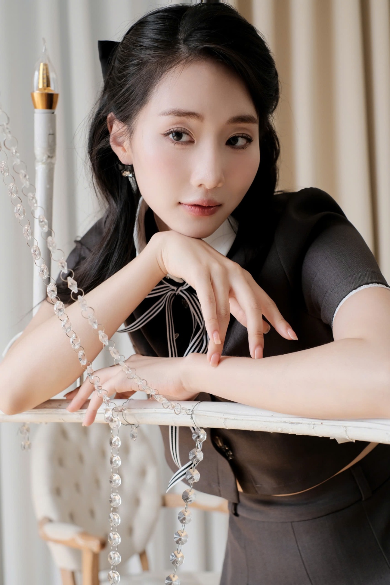 Áo cách điệu cúc kim loại cổ tròn