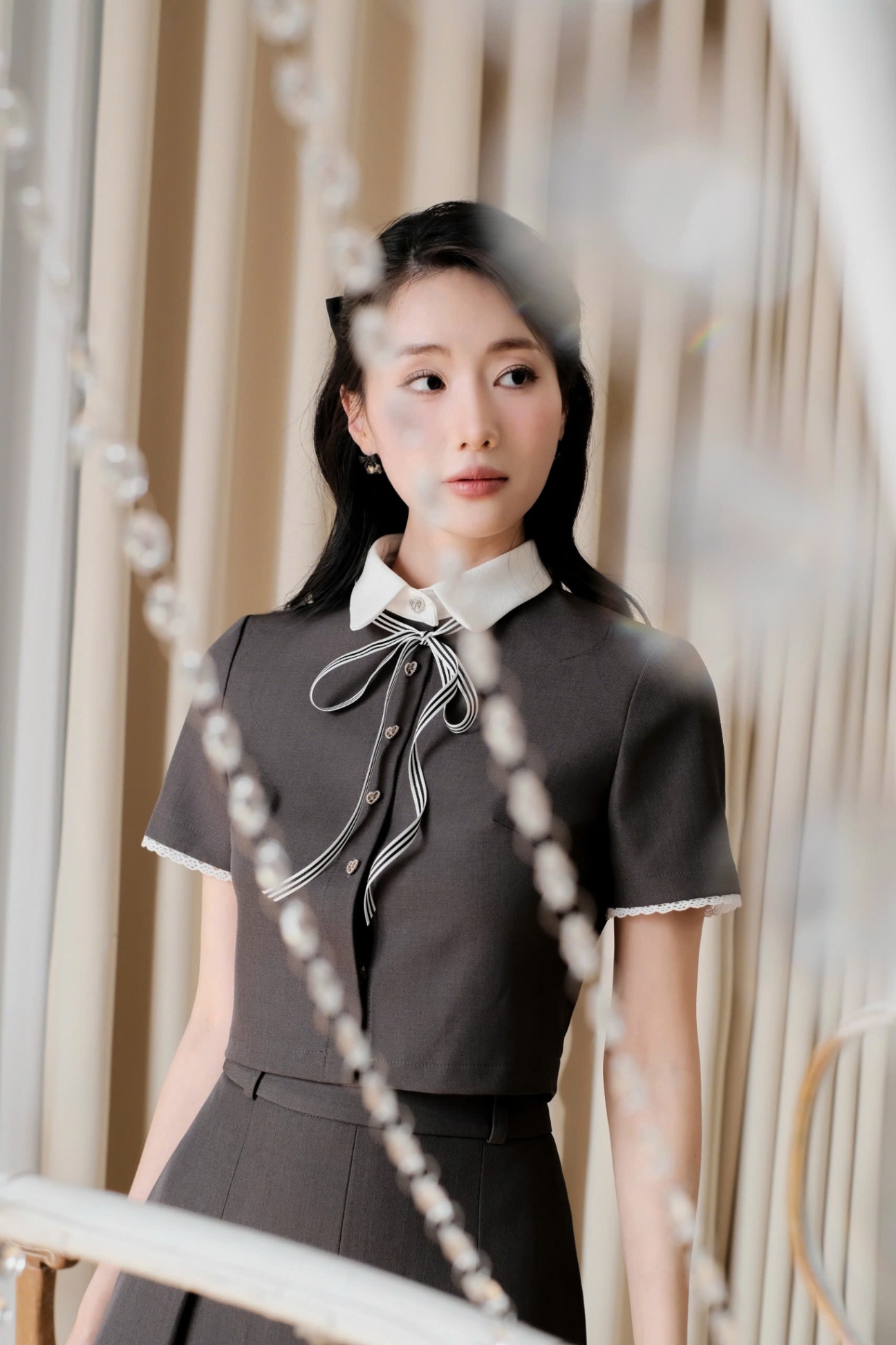 Áo cách điệu cúc kim loại cổ tròn