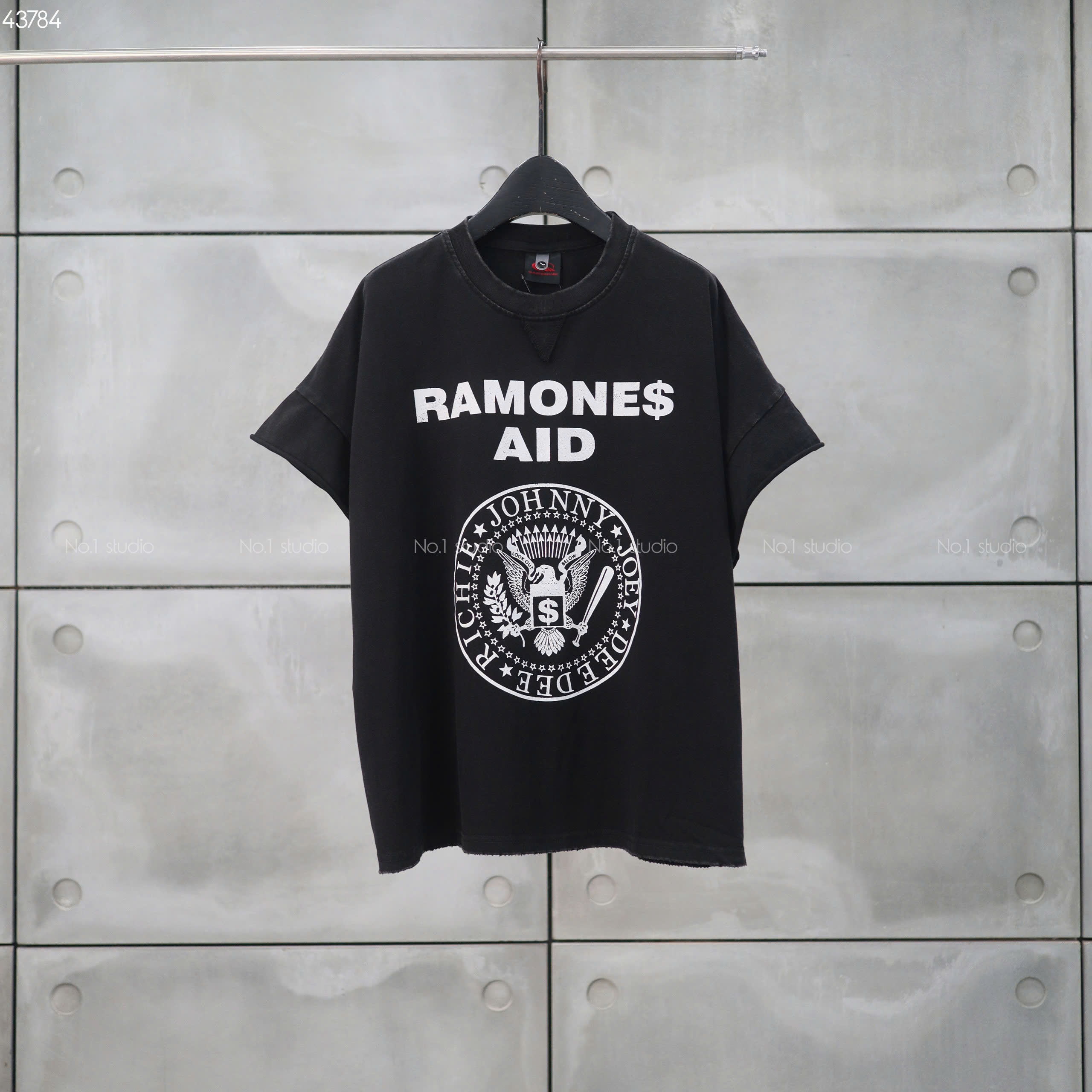 Tanktop No.1 hình ngực RAMONE Qu25165