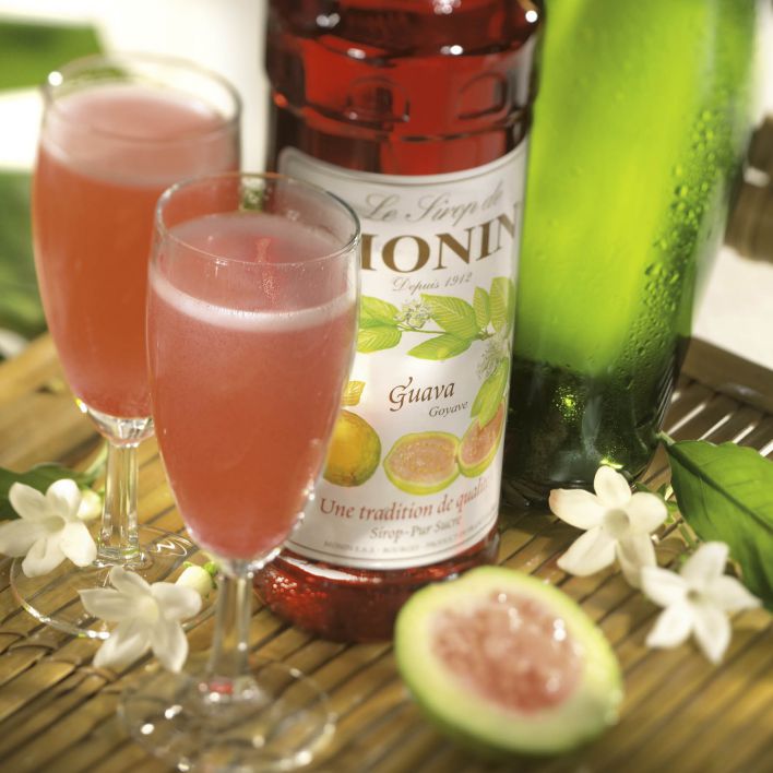 Siro Ổi hồng Monin (Guava syrup) - chai 700ml